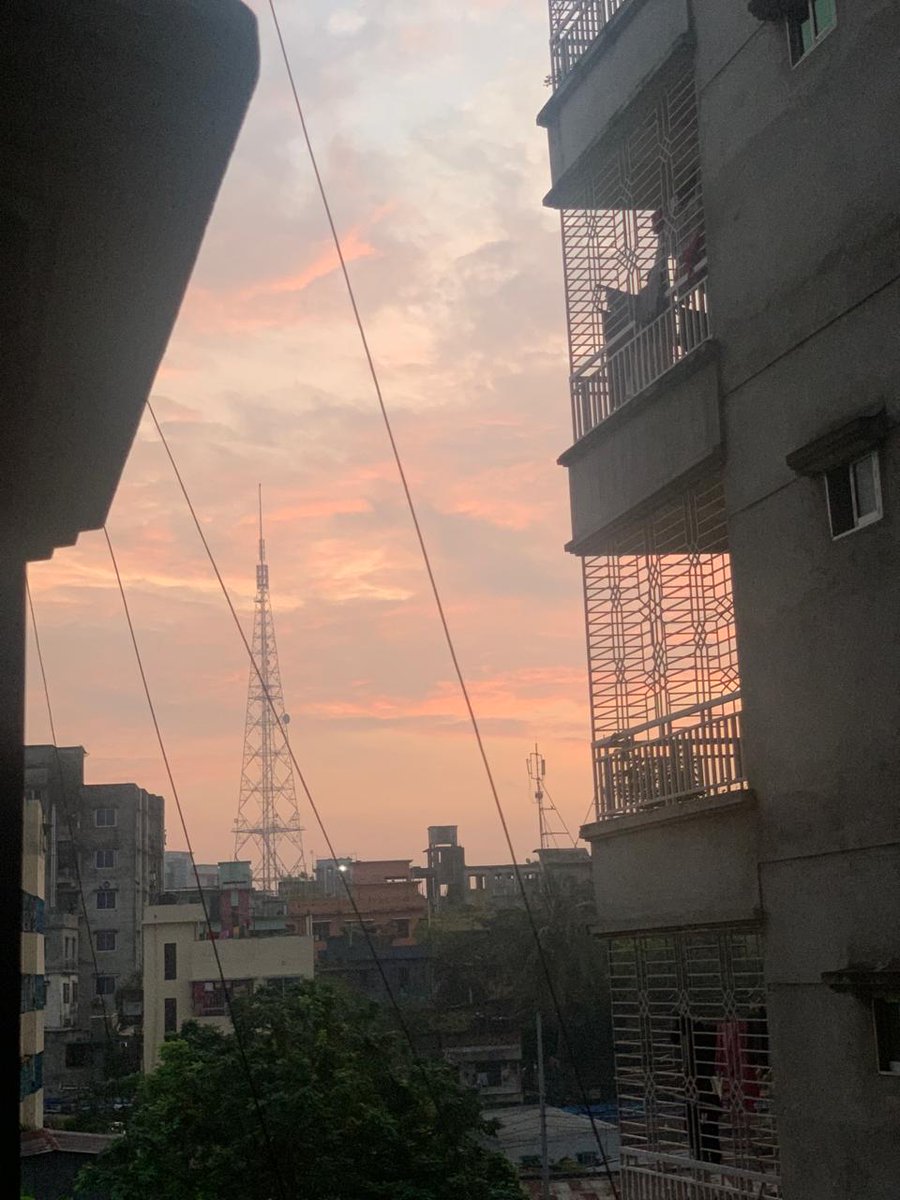 Ramadan Kareem to everyone 💗

Another thing I love about ramadan is that I get to witness this morning sky. 

( It was taken last ramadan.)