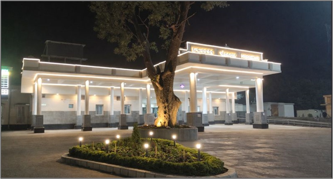 drmhowrah's tweet photo. 🇮🇳 From “Liberté” to Modern Mobility!
Under Amrit Bharat Station Scheme, historic Chandannagar Station is being redeveloped into a world-class city-centre hub.
💰 ₹9.48 Cr project by Eastern Railway
🏗️ New station building, modern circulating area & FOB
🧭 1,574 sqm platform shed | 3,500 sqm upgraded platforms
✨ Passenger-centric features:
✔️ Spacious waiting halls & modern amenities
✔️ ATVMs, EV charging, mobile/laptop chargers
✔️ Heritage-inspired artwork reflecting Chandannagar’s legacy
♿ Inclusive & Safe:
Divyangjan-friendly ramps, tactile paths, low-height counters, CCTV, fire safety & clear signage.
🌱 Future-ready:
Solar power, rainwater harvesting & advanced digital displays incl. video walls & CGDBs.
A perfect blend of French heritage & modern Indian engineering—Chandannagar is set to become more than a station, a symbol of New India.
#AmritBharatStation #Chandannagar #EasternRailway
#IndianRailways #StationRedevelopment #NewIndia
