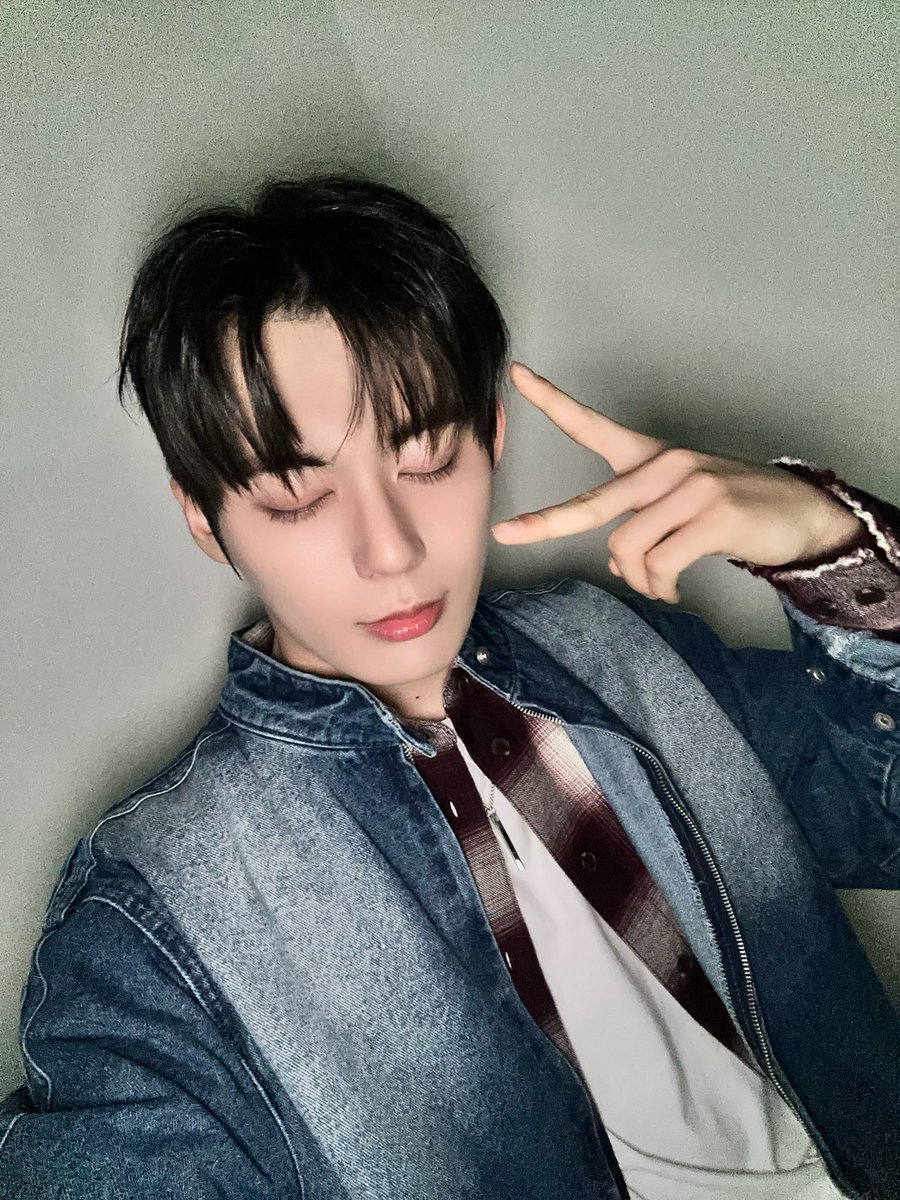 공연 끝나고 안경은 맛있게 먹었습니다(?)

#BXB #비엑스비 #JIHUN #지훈