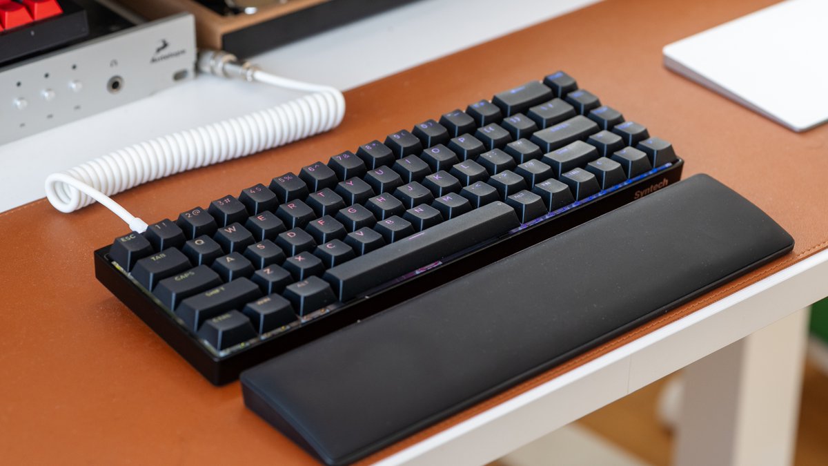 kazoo_desksetup's tweet photo. Syntech Chronos 68
Rapid Trigger搭載キーボードご提供いただきました⌨️

黒を選択したんですが、この漆黒感がめっちゃ良い！
デスクに置いた瞬間にテンション上がりました

↓詳しくはリプ欄で！

提供： @Syntech_JP 
#pr #Syntech #Chronos68 #keyboard https://t.co/6NRIXEYBzc