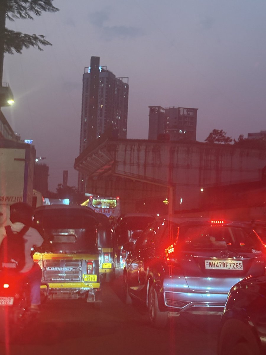 Chintan9026's tweet photo. @nitin_gadkari daily half n hour traffic from Borivali east to Borivali west coz the construction of bridge is delayed so much no one is worried for middle class people taking half n hour for just 200 m road @PiyushGoyal @aajtak @mieknathshinde https://t.co/t1mhbVXGxf