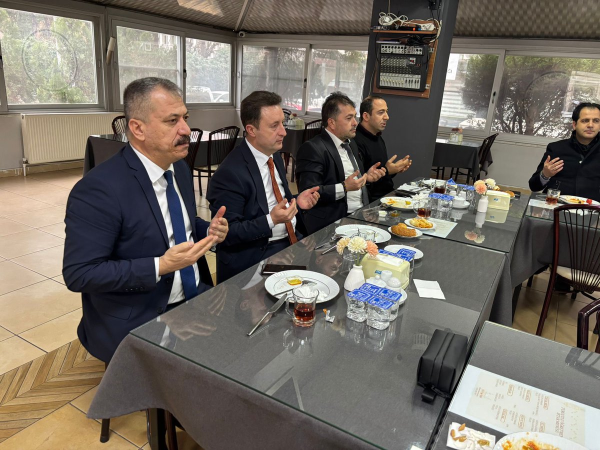 IlceTurgutlu's tweet photo. Turgutlu İlçe Milli Eğitim Müdürlüğü, Denetimli Serbestlik Müdürlüğünün organizasyonuyla okullarda çalışma yürüten personeli ve yükümlüleri düzenlenen kahvaltıda ağırladı. Kahvaltının ardından teşekkür belgeleri verildi. https://t.co/D1Ok7u7kuD