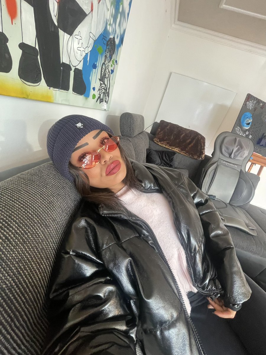 weezy1803's tweet image. Not gonna lie leaving my cave and PC has been a struggle. Even sleep feels overpriced right now.
Anyways I’m out. Hope you all have a great day 🙇🏽‍♀️
#TouchGrass #GM