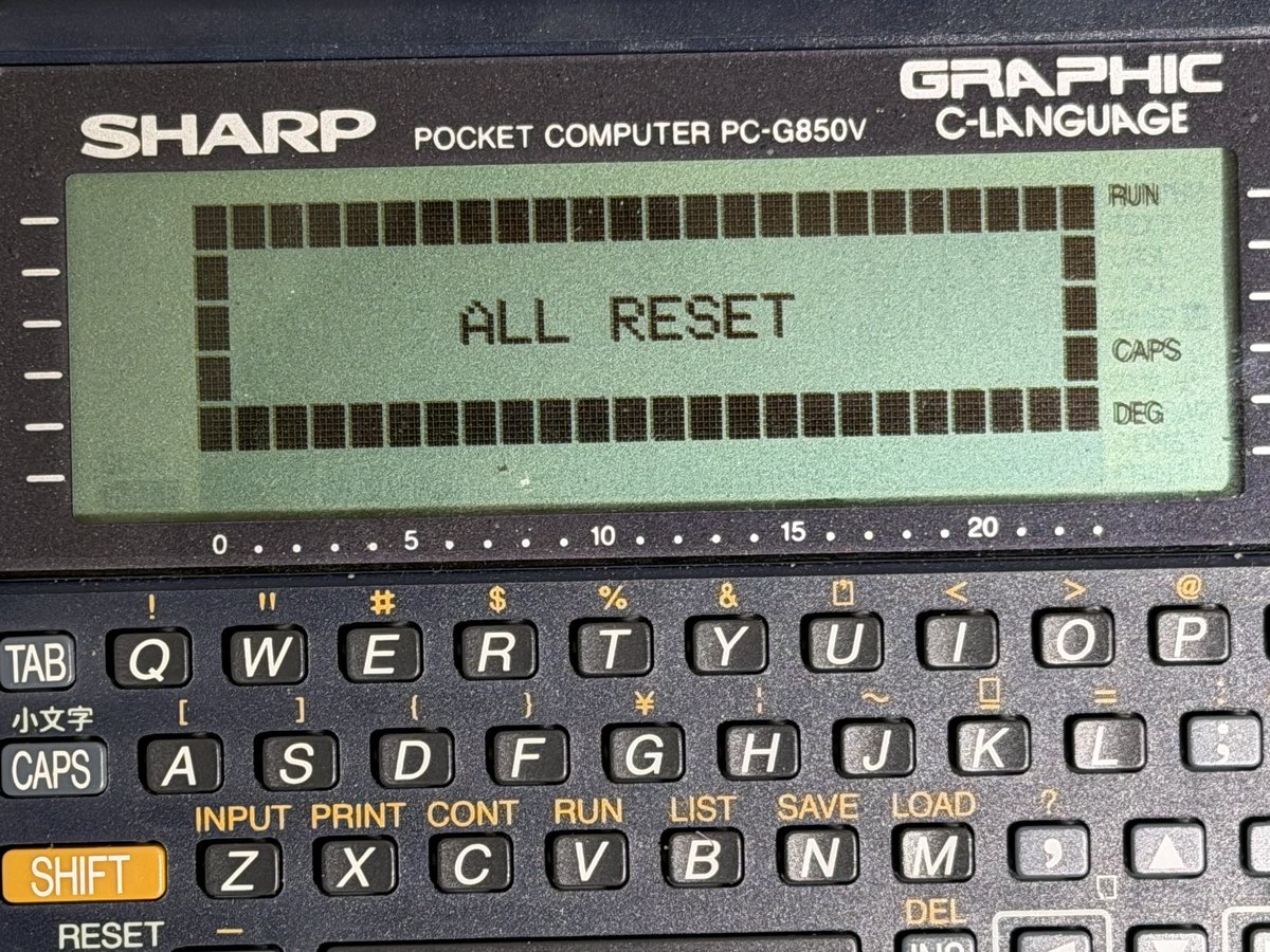 Reparación LCD PC-G850. 🛠️

1️⃣ Localizo y marco dónde están los píxeles faltantes.
2️⃣ Coloco cinta térmica sobre los contactos.
3️⃣ Paso el soldador de punta plana a 180 °C, moviéndolo de arriba hacia abajo.

Resultado final: pantalla perfecta, sin píxeles muertos 💪✨

#G850