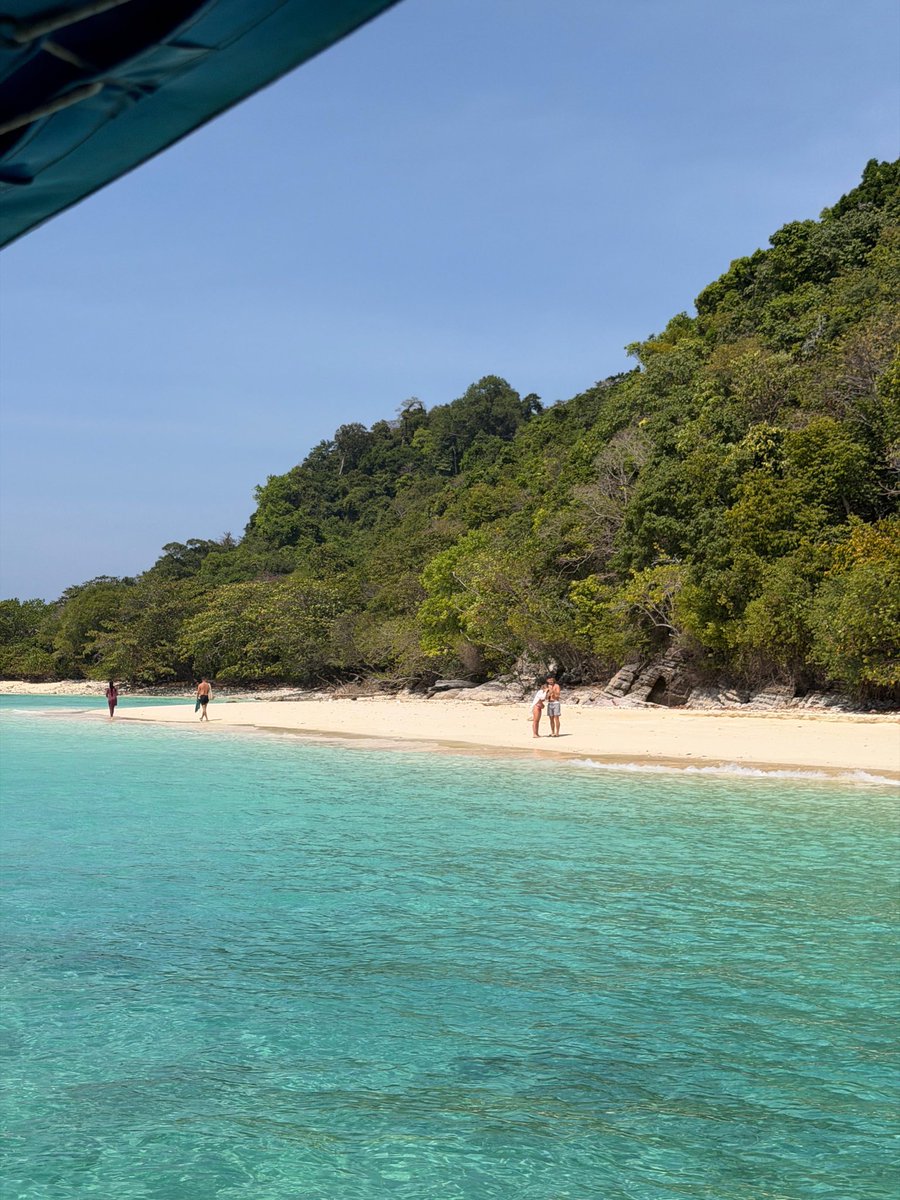 anushkkaayy's tweet photo. Koh Rok and Koh Haa are a must-go if you’re in Thailand!!

Insanely clear water, white sand, and way more peaceful than most islands. https://t.co/FsA33rfUyh