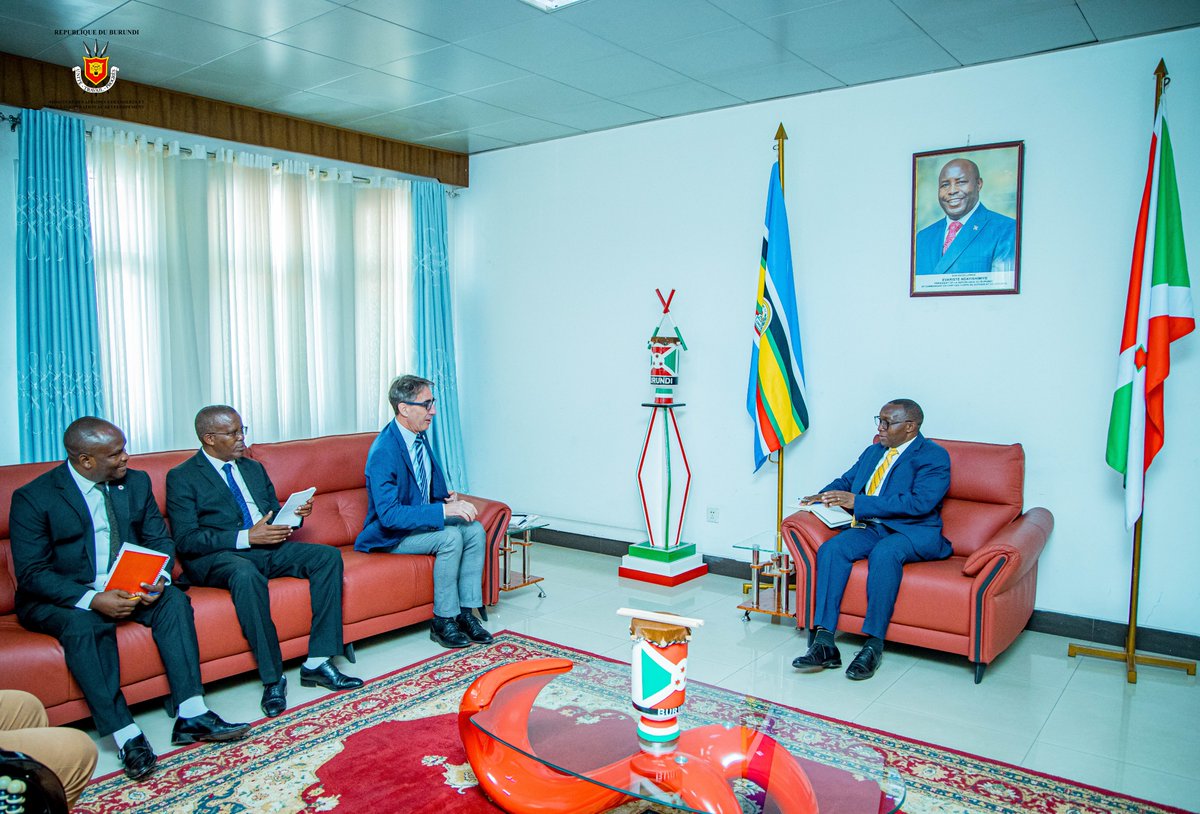 MAEBurundi's tweet photo. Ce 18 février 2026, le Ministre des Affaires Etrangères, de l’Intégration Régionale et de la Coopération au Développement, S.E l’Ambassadeur Edouard Bizimana a reçu en audience Monsieur Ariel Kestens, Chef de la délégation de FICR pour le Burundi, la République Démocratique du Congo, la République du Congo et le Rwanda qui était venu pour une visite de courtoisie. @Edbiziman  @Sonitu6  @MBARUBUKEYESeve  @NtareHouse  @KwaNtare  @RTNBurundi