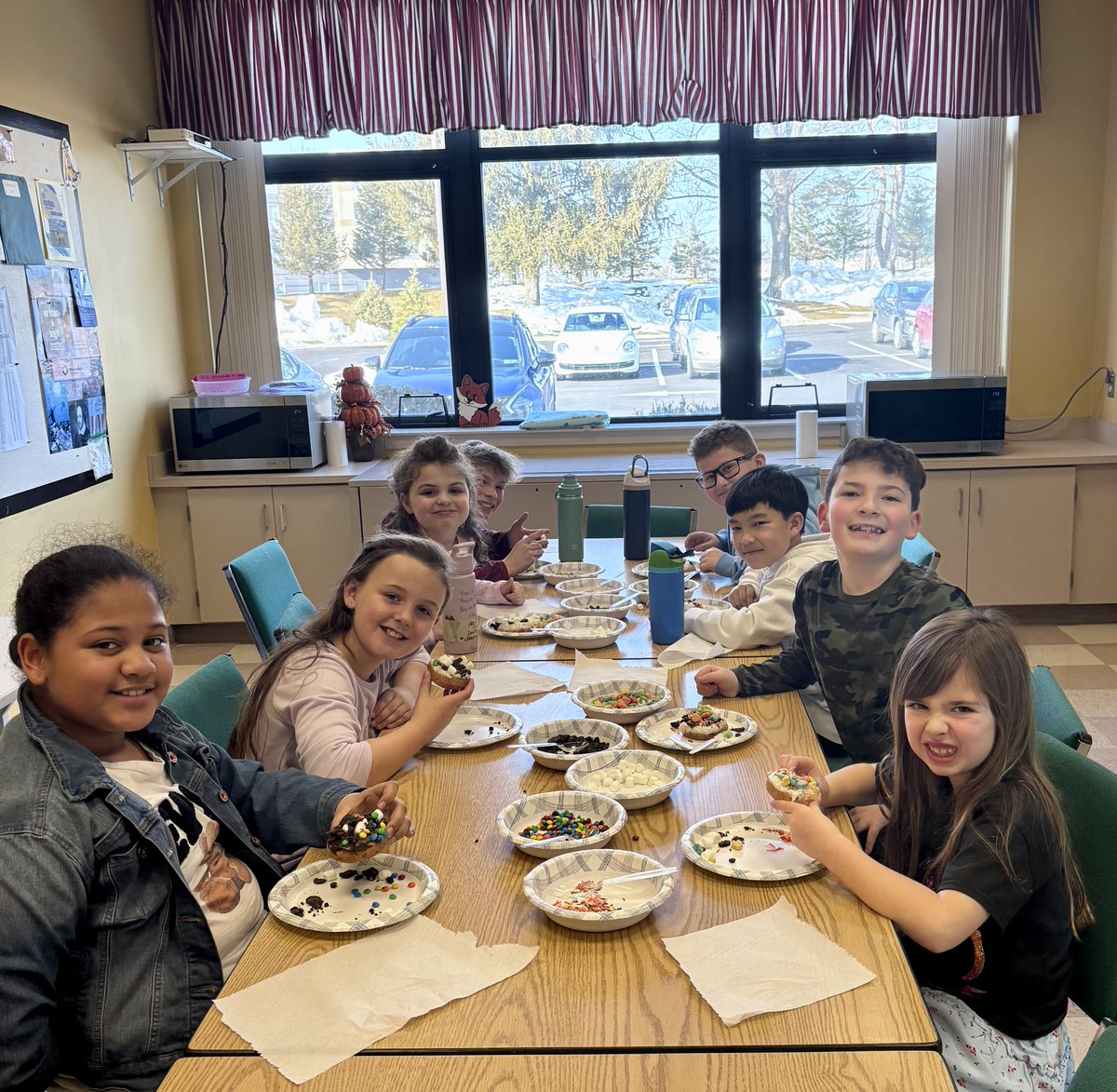 Our recent 10-in-a-row Golden Ticket winners enjoyed donut decorating together! Way to go, Foxes! 🍩🦊