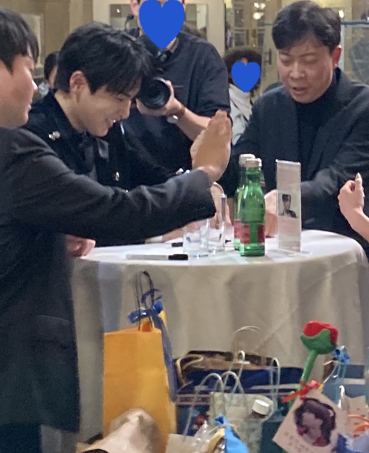 The hamper you all helped fund, and <a href="/SJProjectUSA/">SJ Project 🇺🇸💙</a> 's book (wrapped) for #SUPERJUNIOR . Look how many people are queuing to get #Ryeowook's autograph - and there were a lot more off to the right and behind us! They had no expected this much interest apparently 😅
#RyeowookInVienna