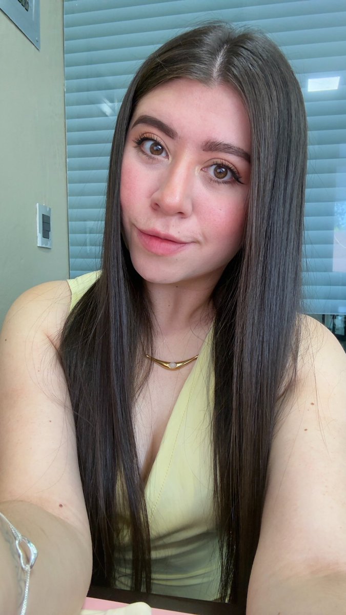 El café que me hice hoy le súper va a mi blusa nueva.