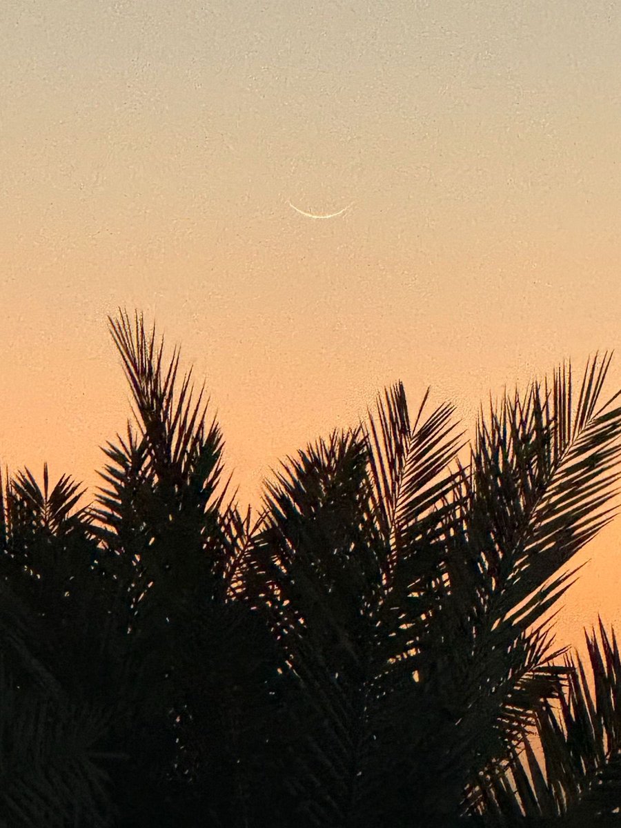 Kuwaity__7r's tweet photo. صور لـ #هلال_رمضان مع غروب هذا اليوم من السعودية والامارات والكويت ، ماشاء الله واضح وضوح كافي واتوقع هذا ثاني يوم لولادة الهلال وصيام اليوم صحيح ان شاء الله وتقبل الله طاعتكم جميعا 🌙 https://t.co/sPKY61uDBI