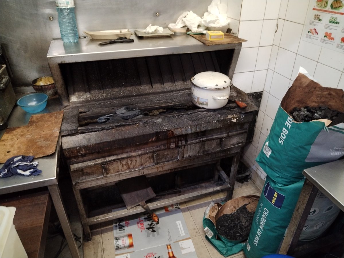 Prefet94's tweet photo. #ProtectionConsommateurs | En 2025, 2 579 contrôles ont été réalisés dans les établissements du secteur alimentaire, de la production à l'assiette, par les agents de la DDPP94.
Dans les établissements dits de "remise directe" (restaurants, commerces alimentaires, grandes et moyennes surfaces) :
🚫 68 arrêtés préfectoraux de fermeture d'urgence concernant des conditions de fonctionnements susceptible de constituer un danger pour la santé des consommateurs
🟠 près de 500 mises en demeure de remédier rapidement aux anomalies constatées
⚠️ plus de 1 000 avertissements adressés pour corriger des non-conformités mineures
Les services de l'État ne relâchent pas leurs efforts pour préserver la santé des val-de-marnais : depuis le 1er janvier 2026, 13 établissements ont déjà fait l'objet d'une fermeture administrative pour des manquements aux règles sanitaires.
Un problème avec un commerce ? N'hésitez surtout pas à nous le signaler ici 👉 https://t.co/Jjd5DphBck
