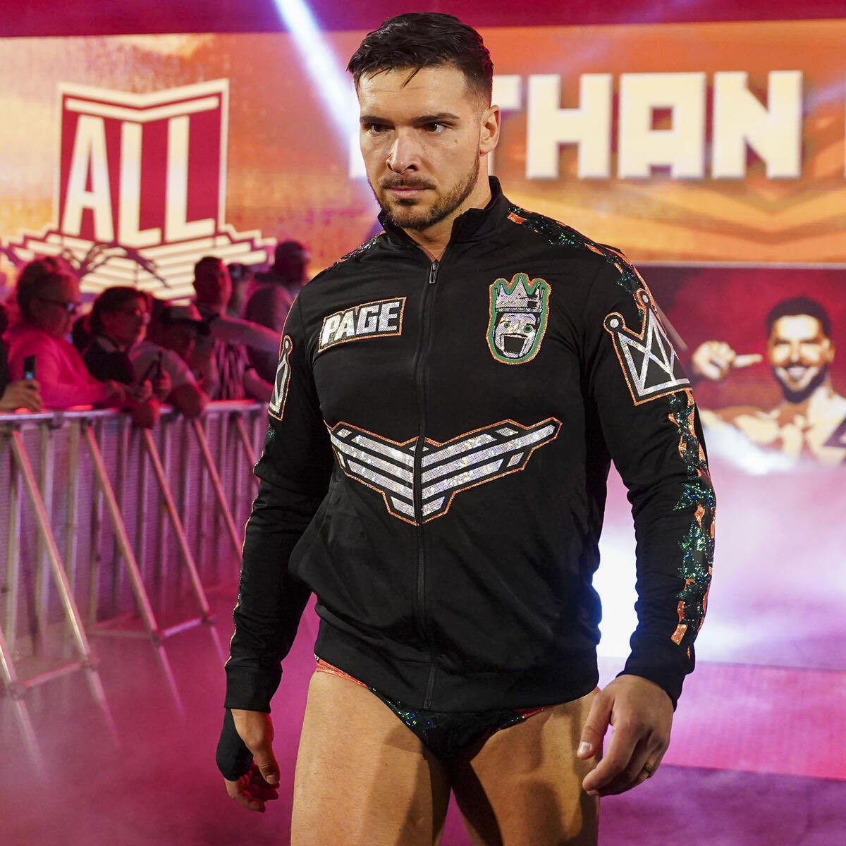 مفصل على الماين روستر 
ممتاز على المايك وعنده كاريزما طبيعية عكس الكثير من ابناء جيله 🖤🔝