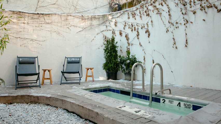 ChristopherTest's tweet photo. 8. Akari (Williamsburg): Akari is an ode to Japanese sentōs and onsens,  built as a membership model so you can use the sauna and cold plunge as many times as you want for a flat fee. Warm, intimate space that leads to a back garden. Recently updated with a larger plunge pool and a quiet seating area, making it a genuine escape from the city.
