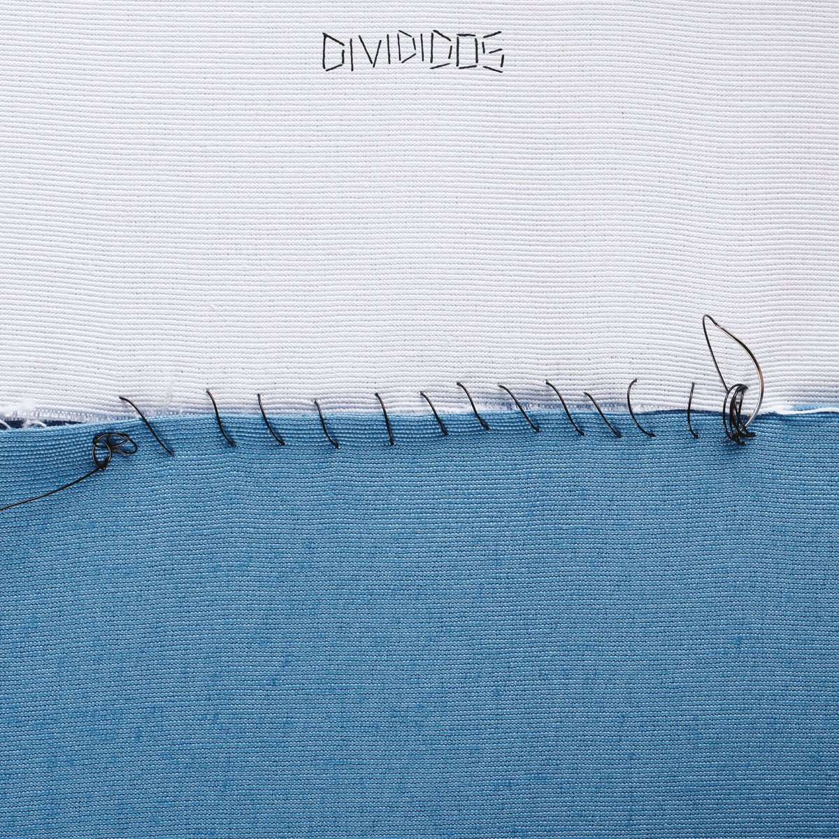 Lo poco que se esta valorando a nivel nacional el ultimo álbum de Divididos es tremendo. El mensaje social que tiene atrás es algo que ya no se ve hoy en día en los artistas corrientes. 

Siempre este trio esta un paso adelante del resto.