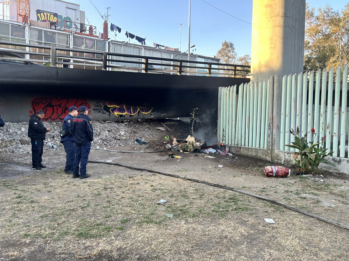 InformadorInde's tweet photo. Se registra incendio de basura en el bajo puente de la virgen casi esquina con Av. Carlota Armero, en @Alcaldia_Coy, hay movilización de @Bomberos_CDMX y oficiales de la @SSC_CDMX quienes ya tienen controlada la situación, no hay afectación vial. https://t.co/3CZvW8Iybd