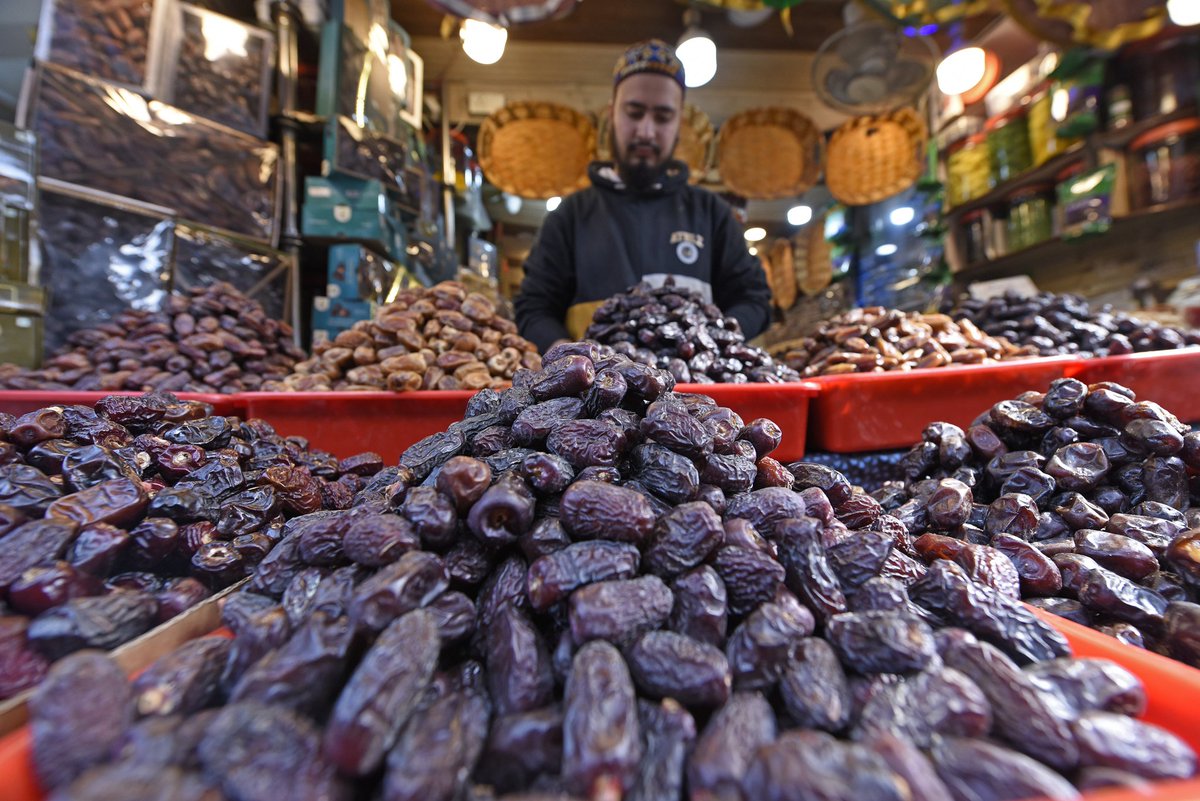 basiitzargar's tweet photo. People buy dates and dry fruits at a local market in preparation for the holy month of Ramadan in Srinagar. https://t.co/F4WXh6WW8P