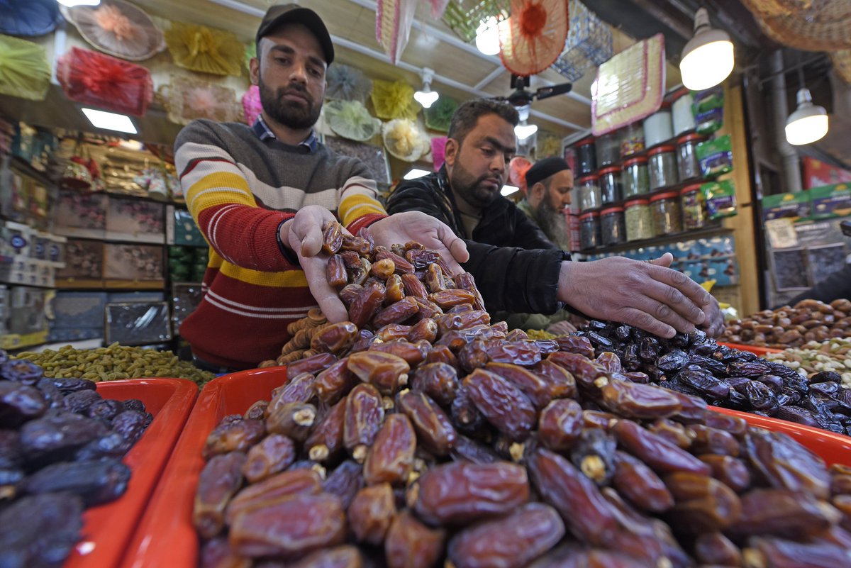 basiitzargar's tweet photo. People buy dates and dry fruits at a local market in preparation for the holy month of Ramadan in Srinagar. https://t.co/F4WXh6WW8P