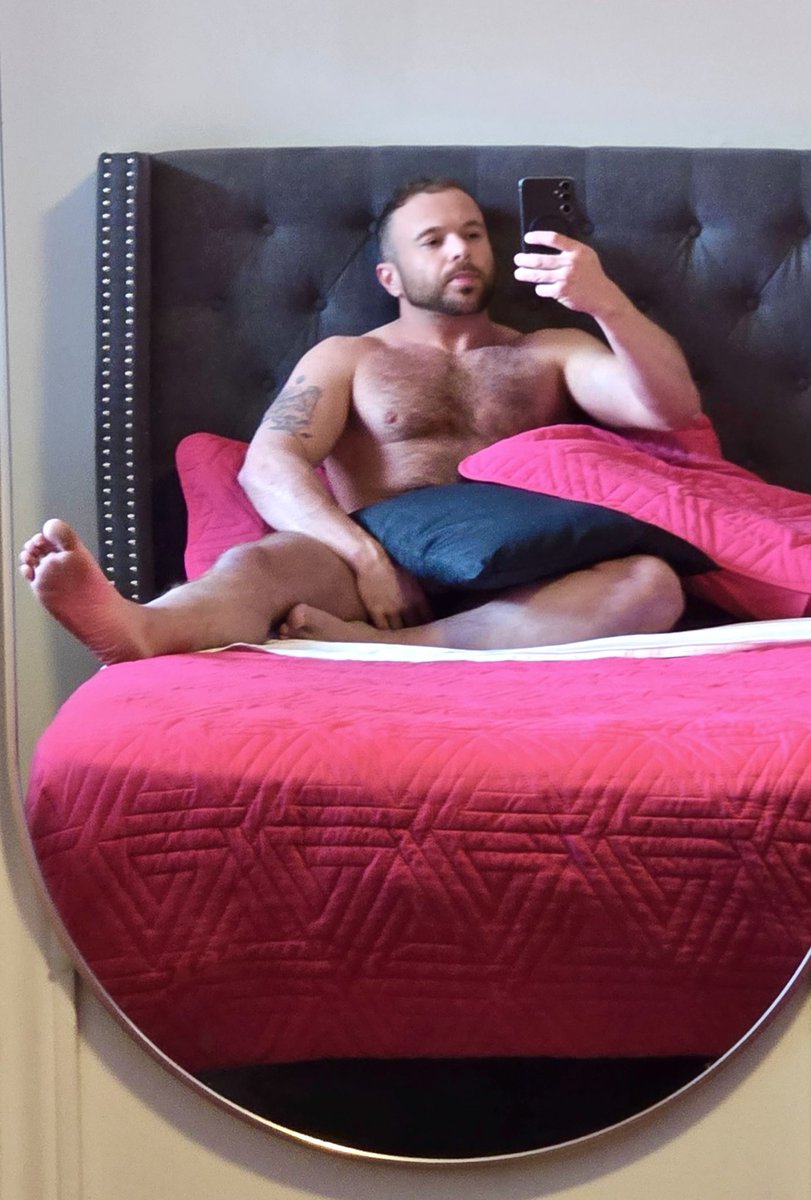 EvanderIron's tweet photo. Vday vibes 🖤💕

#GayBros #February https://t.co/sqJEhIDKRW