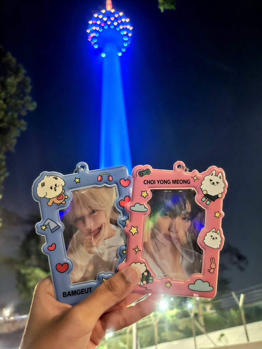 NOTtdcstar2's tweet photo. I've been saying this countless times that my first concert experience should be @TXT_members ,and I did it with my adult money. Terima kasih TXT sebab datang ke Malaysia as the final stop. Thanks to fanbase for organising fanprojects! Terima Kasih MOA for the freebies. Luv ya!☆ https://t.co/vaBtmeNLks