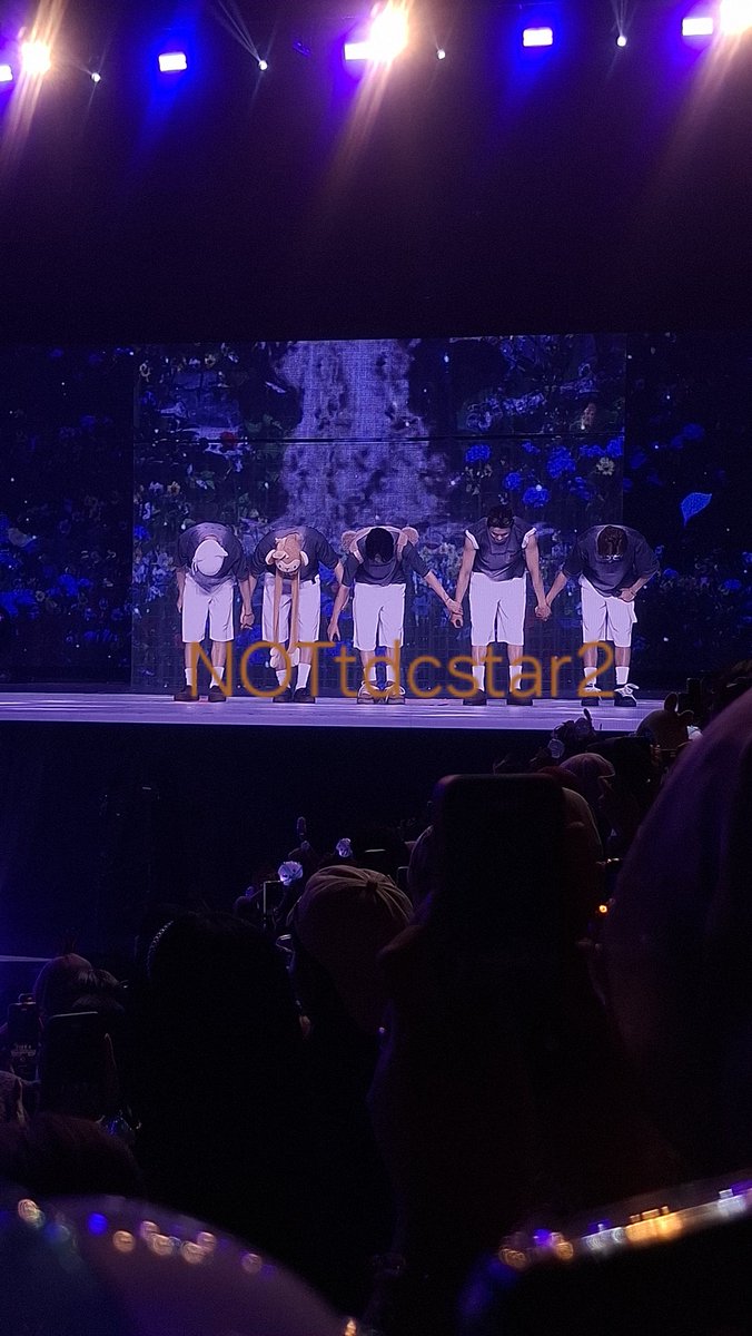 NOTtdcstar2's tweet photo. I've been saying this countless times that my first concert experience should be @TXT_members ,and I did it with my adult money. Terima kasih TXT sebab datang ke Malaysia as the final stop. Thanks to fanbase for organising fanprojects! Terima Kasih MOA for the freebies. Luv ya!☆ https://t.co/vaBtmeNLks