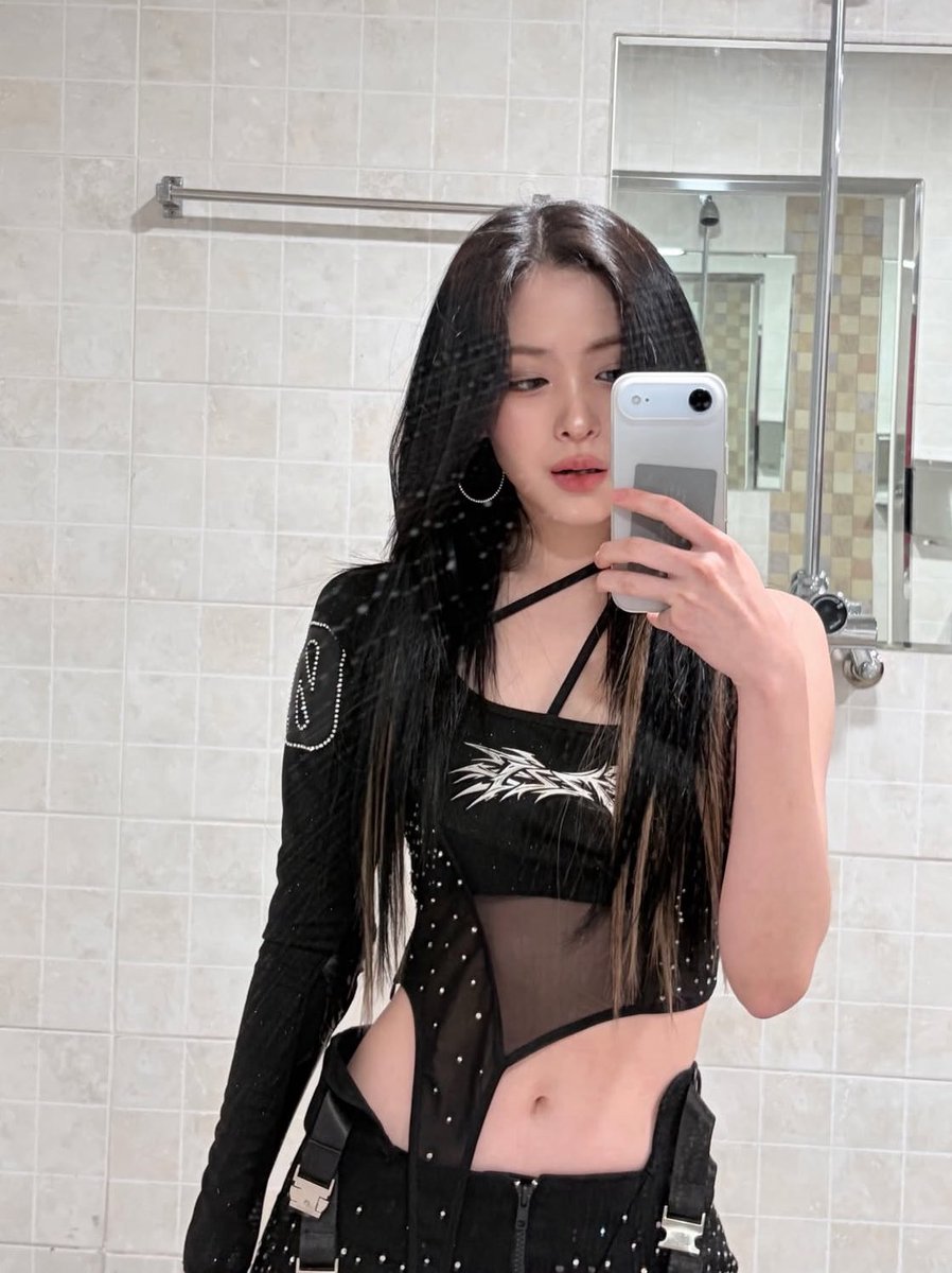 RYUJIN looks breathtaking in the recently shared photo