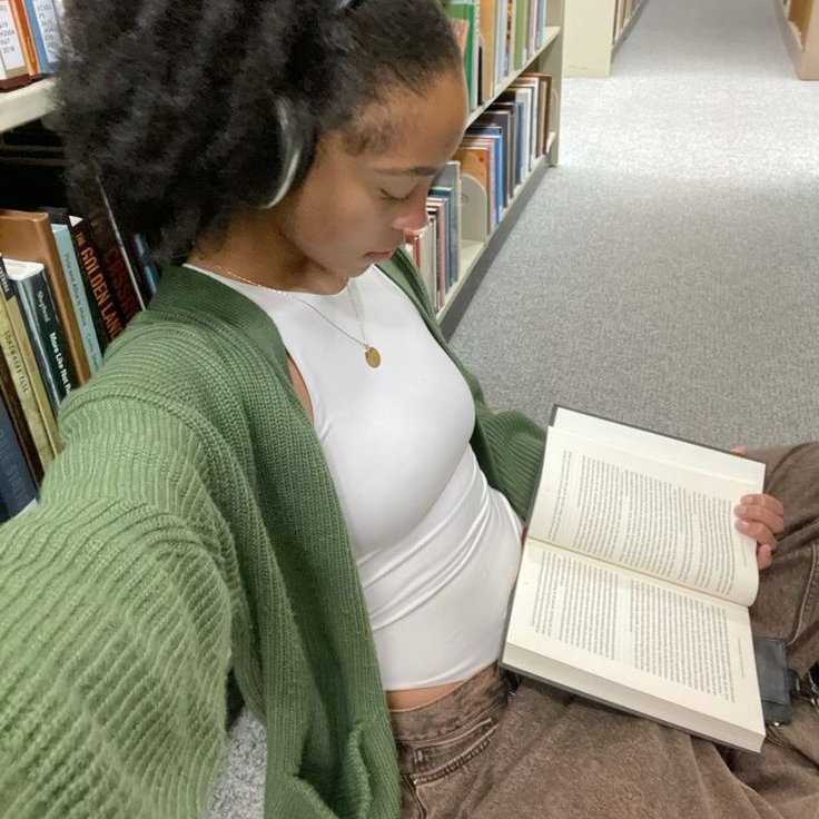 adacatalinaa's tweet photo. reading is self-care https://t.co/9fvOxyHUEr