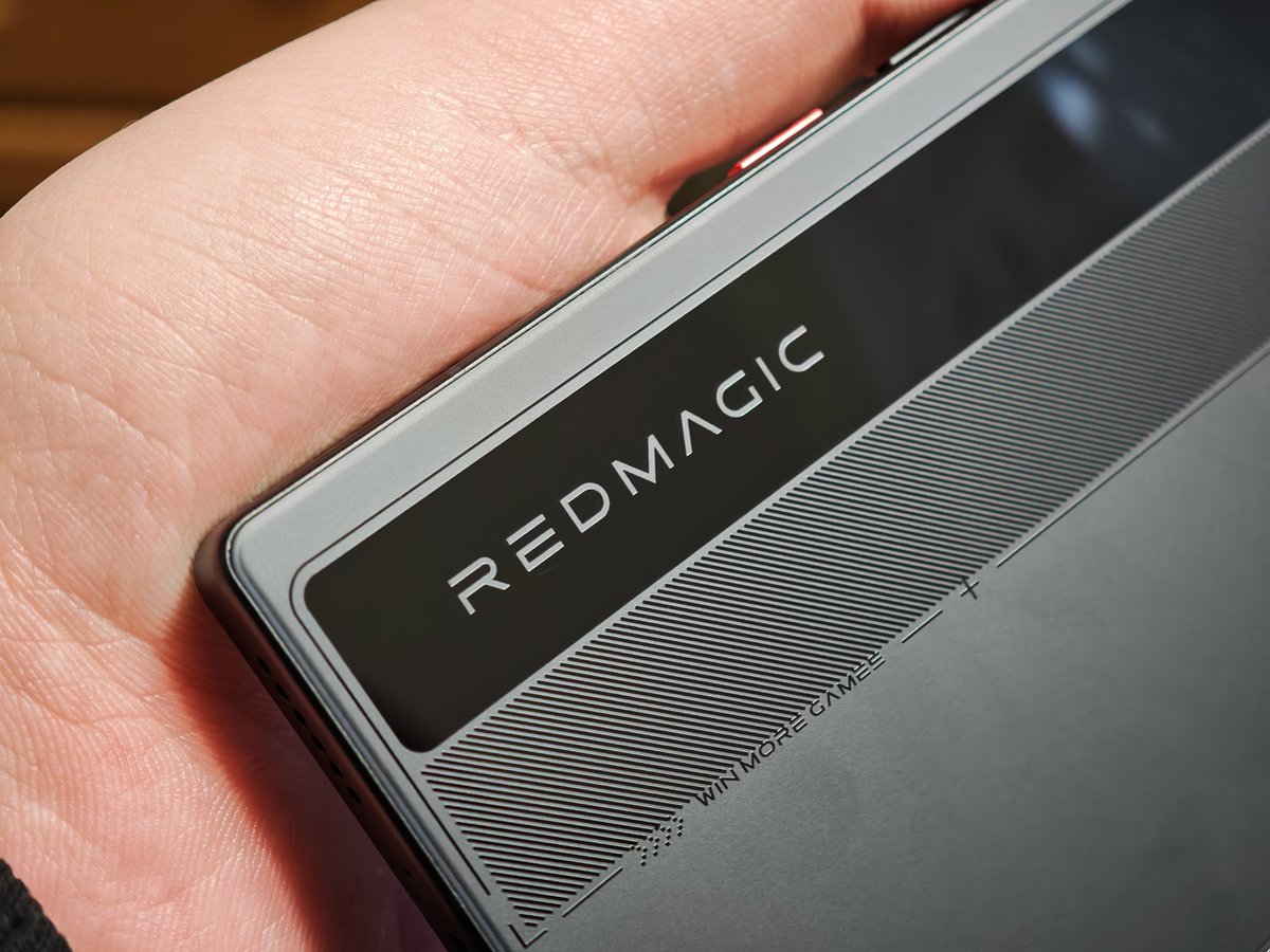 この水冷システムが見えないデザインも、結構私は好きです。(あまり