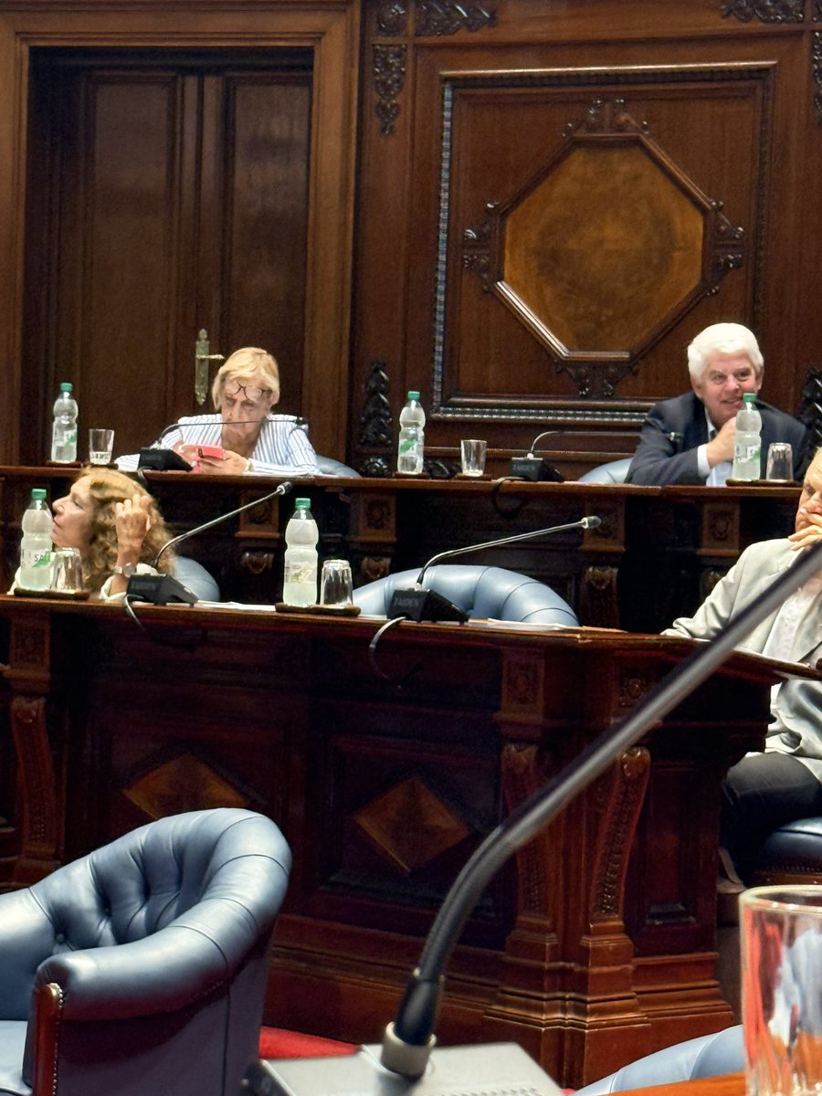 La Senadora Abrasinkas calumnió la memoria de la madre de <a href="/JavierGarcia_Uy/">Javier García</a> . El Frente no solo la protegió sino que la banca de la senadora y estuvo vacía toda la sesión. 
Así son los paladines de la defensa de la democracia..: