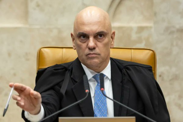 🚨 CLIMA TENSO NO STF 🚨

A decisão do ministro Alexandre de Moraes de investigar o vazamento de dados fiscais de integrantes do STF e de seus familiares agravou ainda mais o ambiente interno na Corte, que já estava desgastado nas últimas semanas por causa do chamado “caso