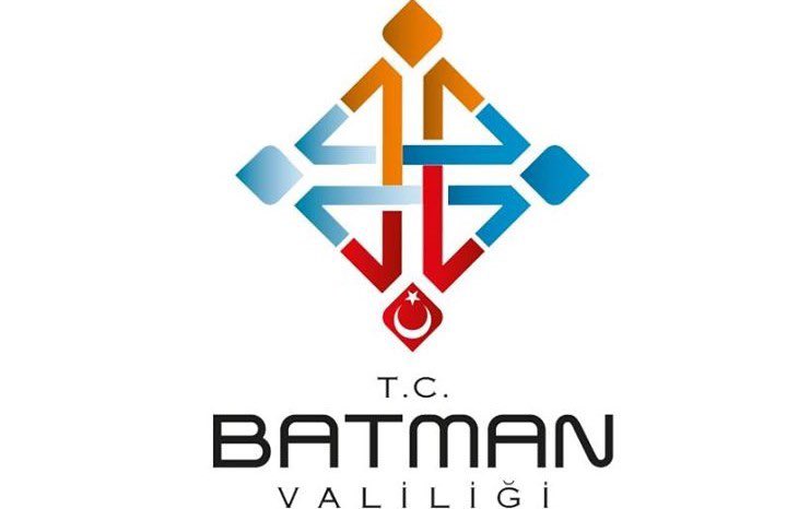 batmanvaliligi's tweet photo. BASIN AÇIKLAMASI

Furkan Nesli Derneği Batman Temsilciliğince mevzuata aykırı şekilde asılmaya çalışılan afişlerin belediye ekiplerimiz tarafından kaldırılmasına yönelik basına yansıyan haberler üzerine kamuoyunun doğru bilgilendirilmesi amacıyla bu açıklamanın yapılması gerekli görülmüştür. 

Batman Valiliği ve  Batman Belediyesi olarak Ramazan ayını şehrimizde manevi atmosferine uygun, birlik ve beraberlik ruhu içinde yaşatmayı temel görevimiz olarak görmekteyiz.

Geçtiğimiz Ramazan ayında; Necat Nasıroğlu Külliyesi ve 29 mahallemizde toplam 81 etkinlik düzenlenmiş; ilahi konserleri, Ramazan’ın ruhuna uygun tiyatro ve sahne gösterileri, söyleşiler, Kur’an ziyafeti, film ve şiir dinletileri gerçekleştirilmiştir. Programlara yaklaşık 200.000 vatandaşımız katılım sağlamış, 200.000 hemşehrimiz iftar sofralarında buluşturulmuş, 60.000 çocuğumuza ikramlık dağıtılmıştır. Tüm etkinlikler ücretsiz olarak halkımızın hizmetine sunulmuştur.

Bu yıl da aynı anlayışla manevi iklime uygun, Ramazan ayı boyunca etkinliklerimiz ücretsiz şekilde devam edecek; ayrıca her gün 10.000 hemşehrimize ücretsiz iftar yemeği verilecektir.

Gündeme konu olan afiş ve süslemelerin kaldırılmasıyla ilgili süreç ise tamamen 5393 sayılı Belediye Kanunu, 5326 sayılı Kabahatler Kanunu ile ilgili imar ve ilan–reklam mevzuatı kapsamında belediyemizce yürütülmüştür.

Kamusal alanlar herkesin ortak kullanım alanıdır. Bu alanlarda herhangi bir kişi ya da kurumun izni ve teknik değerlendirmesi olmaksızın afiş, branda, pankart veya benzeri materyaller asması hukuken mümkün değildir. Mevzuat gereği bu tür uygulamaların belirlenen kurallara uygun şekilde yapılması zorunludur.

Süreç içerisinde kamuya ait elektrik direklerine yolu üstten daraltacak ve trafik güvenliğini riske edecek şekilde mevzuata aykırı olarak asılan afişlerin kaldırılması gerektiği ilgili kişilere bildirilmiş; Furkan Nesli Derneği Batman Temsilciliği yetkililerine kendi derneklerine ait özel afişleri asmak istemeleri halinde uygun ve izinli alanlar tarafımızca iletilmiştir. 

3 gün boyunca defaatle görüşmeler yapılmış ve diyalog kanalları açık tutulmuştur. Ancak yapılan uyarılara rağmen gösterilen uygun alanlara asım yapılmamış, afişlerin ısrarla mevzuata aykırı alanlara asılması yönünde girişimlerde bulunulmuştur. Mevzuata aykırı ve uygun olmayan yerlere asılan afişler belediye ekiplerimizce kaldırılmış, mevzuata uygun süsler ise yerinde bırakılmıştır. Buna rağmen, ekiplerimizin görevini icrası sırasında zabıta ve emniyet personeline mukavemet gösterilmiş; yaşanan arbede sırasında bir emniyet ve bir zabıta personeli yaralanmıştır. Gelişmeler üzerine müdahale zorunlu hale gelmiş olup, olaya karışan kişiler hakkında adli ve idari işlemler başlatılmıştır.

Batman Valiliği ve Batman Belediyesi olarak hem Ramazan’ın manevi iklimini yaşatmaya hem de kamu düzenini, şehir estetiğini ve kamu görevlilerinin güvenliğini sağlamaya kararlılıkla devam edeceğiz.

Kamuoyuna saygıyla duyurulur.