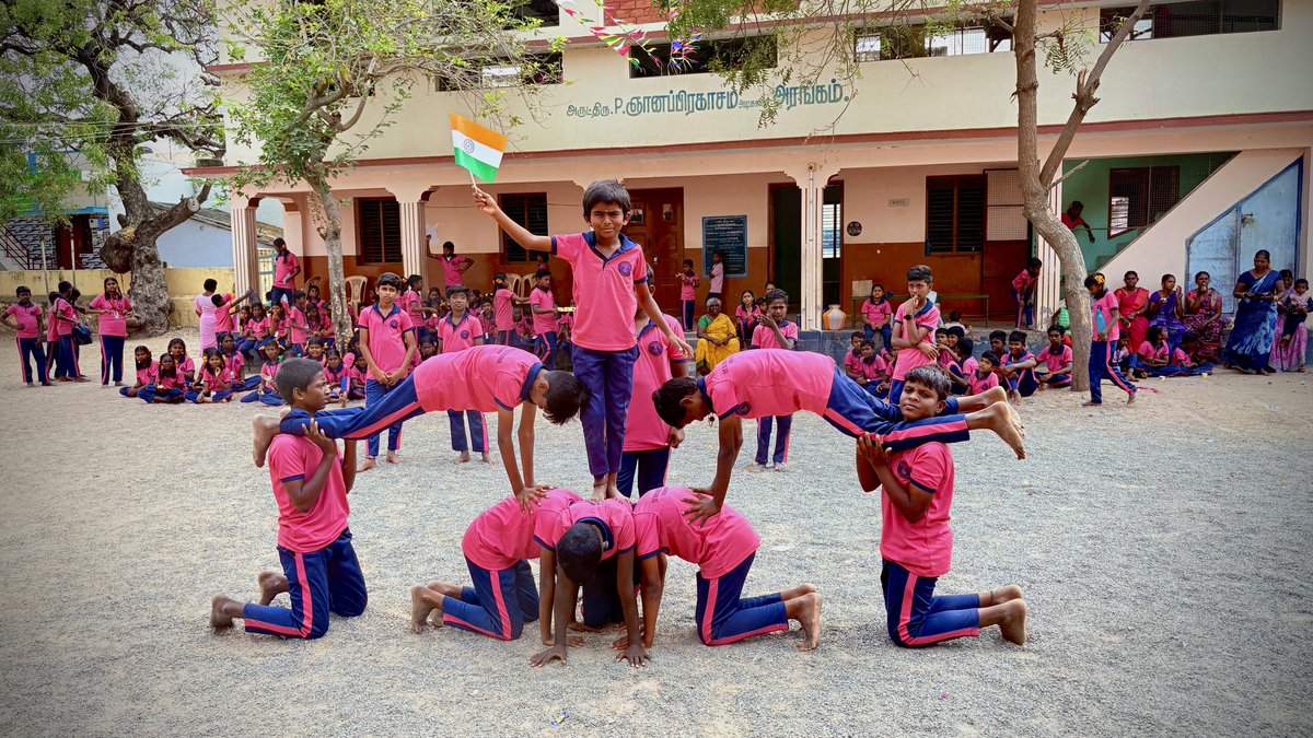 _Akashpandiyan's tweet photo. இளைய சமுதாயத்தின் வளர்ச்சியில் கண்ணும் கருத்துமாக இருந்து ஆளும் மாண்புமிகு தமிழ்நாடு முதலமைச்சர் தளபதி ஸ்டாலின் வழியில், தமிழ்நாட்டு இளைஞர்களின் விளையாட்டு திறனை உலகறிய செய்த மாண்புமிகு துணை முதலமைச்சர் அண்ணன் உதயநிதி அவர்களை பின்பற்றி,இளைய சக்தியின் திறன் மேம்பாட்டிற்காக டெல்லியில் களமாடும் தென்மண்டல பொறுப்பாளர் கனிமொழி MP அவர்களின் ஆதரவுடன், மாண்புமிகு சமூக நலத்துறை அமைச்சர், சிங்கப்பெண் அக்கா கீதா ஜீவன் வழிகாட்டுதலின் படி, தூத்துக்குடி வடக்கு மாவட்டம்,கோவில்பட்டி சட்டமன்ற தொகுதி,கயத்தார் கிழக்கு ஒன்றியம் வடக்கு வண்டானம் கிராமம் புனித சவேரியார் நடுநிலை பள்ளியில்  நடைபெற்ற விளையாட்டு விழாவில் திமுக கிழக்கு ஒன்றிய செயலாளர் சின்ன பாண்டியன் அவர்களின் தலைமையில்
கலந்து கொண்டு விளையாட்டு போட்டிகளை துவக்கி வைத்து சமதான புறாவை பறக்க விட்டு, போட்டியில் பரிசு பெற்றவர்களுக்கு , பரிசுகளை வழங்கி மகிழ்ந்தோம் 

இந்நிகழ்வில் கண்காளிப்பாளர் P.போஸ்கோ குணசீலன்,வடக்கு வண்டானம்
முன்னாள் ஊராட்சி மன்றத் தலைவர் 
துரை,பள்ளியின் தலைமை ஆசிரியர் ஸ்டெல்லா, உதவி தலைமை ஆசிரியர் ஆரோக்கிய மேரி உள்ளிட்டோரும் கலந்து கொண்டனர்.

பேரன்புடன்...

திராவிட மாணவன், 
V.P.  ஆகாஷ் பாண்டியன் 
மாவட்ட மாணவரணி துணை அமைப்பாளர், 
கோவில்பட்டி சட்டமன்ற தொகுதி,
தூத்துக்குடி வடக்கு மாவட்டம்.
