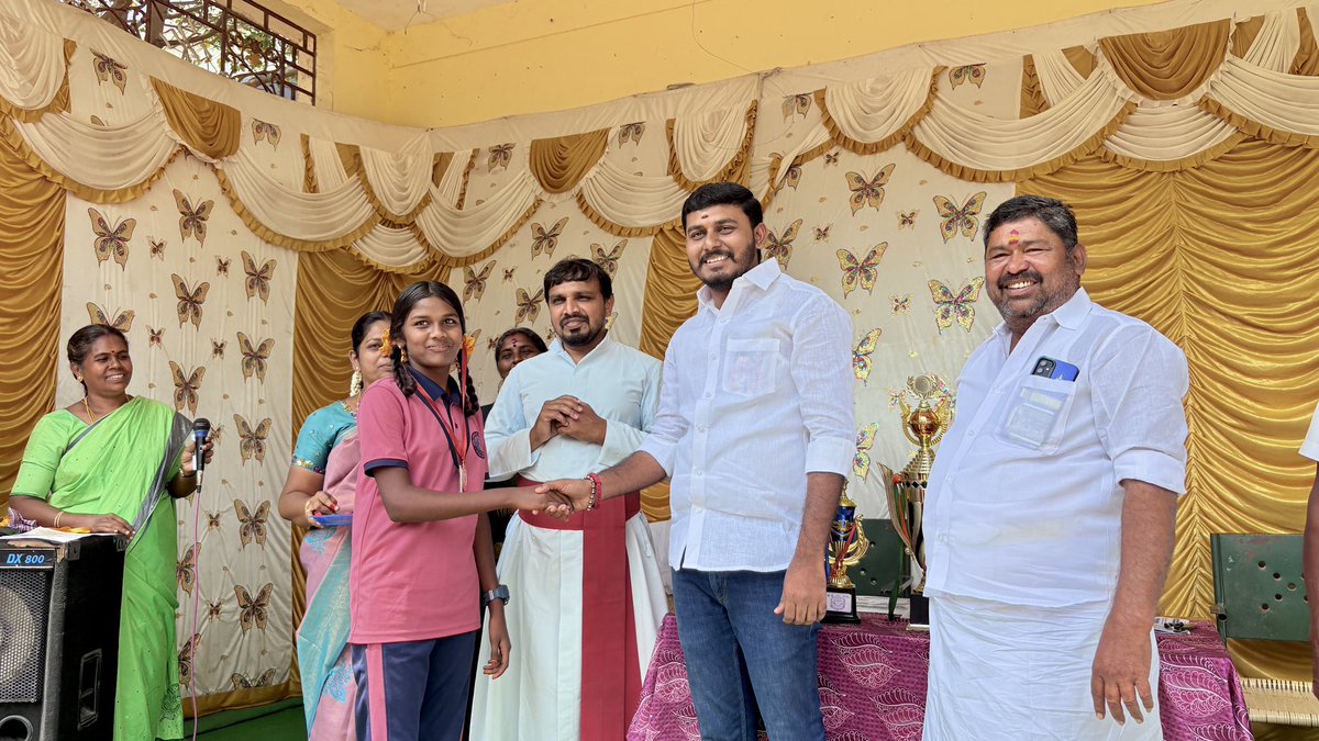 _Akashpandiyan's tweet photo. இளைய சமுதாயத்தின் வளர்ச்சியில் கண்ணும் கருத்துமாக இருந்து ஆளும் மாண்புமிகு தமிழ்நாடு முதலமைச்சர் தளபதி ஸ்டாலின் வழியில், தமிழ்நாட்டு இளைஞர்களின் விளையாட்டு திறனை உலகறிய செய்த மாண்புமிகு துணை முதலமைச்சர் அண்ணன் உதயநிதி அவர்களை பின்பற்றி,இளைய சக்தியின் திறன் மேம்பாட்டிற்காக டெல்லியில் களமாடும் தென்மண்டல பொறுப்பாளர் கனிமொழி MP அவர்களின் ஆதரவுடன், மாண்புமிகு சமூக நலத்துறை அமைச்சர், சிங்கப்பெண் அக்கா கீதா ஜீவன் வழிகாட்டுதலின் படி, தூத்துக்குடி வடக்கு மாவட்டம்,கோவில்பட்டி சட்டமன்ற தொகுதி,கயத்தார் கிழக்கு ஒன்றியம் வடக்கு வண்டானம் கிராமம் புனித சவேரியார் நடுநிலை பள்ளியில்  நடைபெற்ற விளையாட்டு விழாவில் திமுக கிழக்கு ஒன்றிய செயலாளர் சின்ன பாண்டியன் அவர்களின் தலைமையில்
கலந்து கொண்டு விளையாட்டு போட்டிகளை துவக்கி வைத்து சமதான புறாவை பறக்க விட்டு, போட்டியில் பரிசு பெற்றவர்களுக்கு , பரிசுகளை வழங்கி மகிழ்ந்தோம் 

இந்நிகழ்வில் கண்காளிப்பாளர் P.போஸ்கோ குணசீலன்,வடக்கு வண்டானம்
முன்னாள் ஊராட்சி மன்றத் தலைவர் 
துரை,பள்ளியின் தலைமை ஆசிரியர் ஸ்டெல்லா, உதவி தலைமை ஆசிரியர் ஆரோக்கிய மேரி உள்ளிட்டோரும் கலந்து கொண்டனர்.

பேரன்புடன்...

திராவிட மாணவன், 
V.P.  ஆகாஷ் பாண்டியன் 
மாவட்ட மாணவரணி துணை அமைப்பாளர், 
கோவில்பட்டி சட்டமன்ற தொகுதி,
தூத்துக்குடி வடக்கு மாவட்டம்.