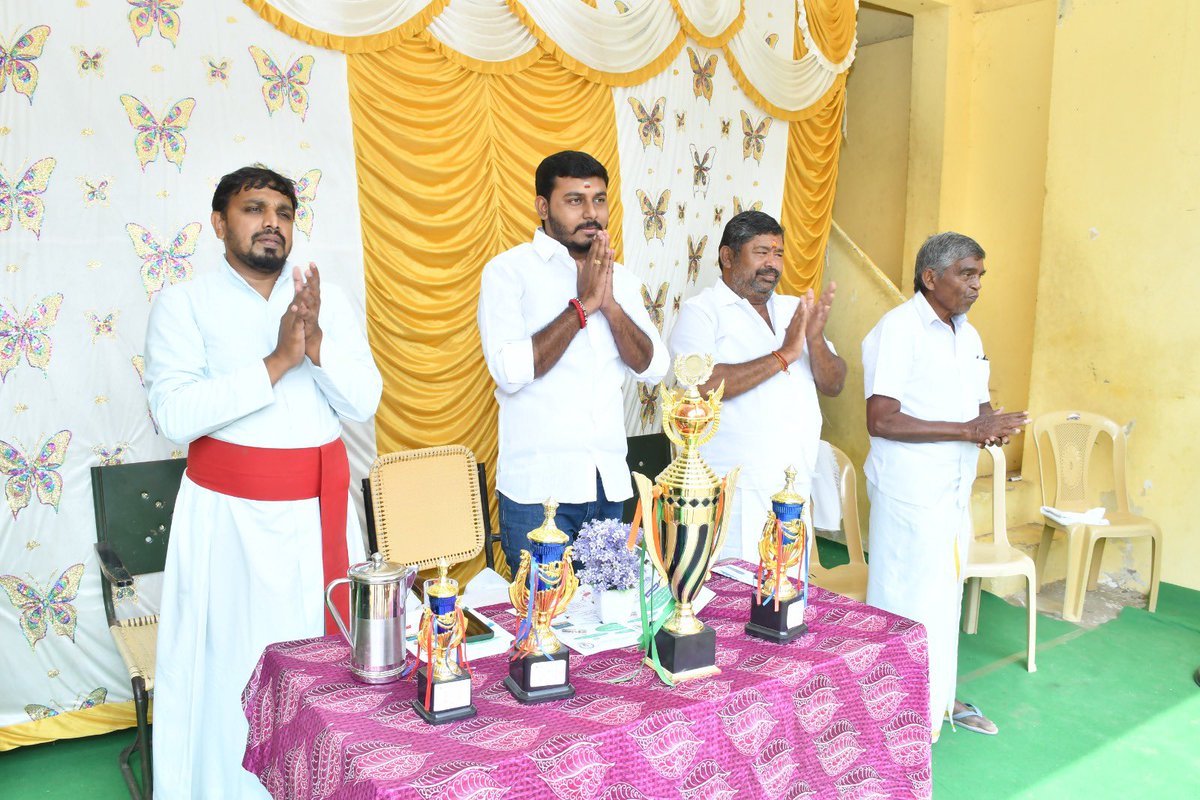 _Akashpandiyan's tweet photo. இளைய சமுதாயத்தின் வளர்ச்சியில் கண்ணும் கருத்துமாக இருந்து ஆளும் மாண்புமிகு தமிழ்நாடு முதலமைச்சர் தளபதி ஸ்டாலின் வழியில், தமிழ்நாட்டு இளைஞர்களின் விளையாட்டு திறனை உலகறிய செய்த மாண்புமிகு துணை முதலமைச்சர் அண்ணன் உதயநிதி அவர்களை பின்பற்றி,இளைய சக்தியின் திறன் மேம்பாட்டிற்காக டெல்லியில் களமாடும் தென்மண்டல பொறுப்பாளர் கனிமொழி MP அவர்களின் ஆதரவுடன், மாண்புமிகு சமூக நலத்துறை அமைச்சர், சிங்கப்பெண் அக்கா கீதா ஜீவன் வழிகாட்டுதலின் படி, தூத்துக்குடி வடக்கு மாவட்டம்,கோவில்பட்டி சட்டமன்ற தொகுதி,கயத்தார் கிழக்கு ஒன்றியம் வடக்கு வண்டானம் கிராமம் புனித சவேரியார் நடுநிலை பள்ளியில்  நடைபெற்ற விளையாட்டு விழாவில் திமுக கிழக்கு ஒன்றிய செயலாளர் சின்ன பாண்டியன் அவர்களின் தலைமையில்
கலந்து கொண்டு விளையாட்டு போட்டிகளை துவக்கி வைத்து சமதான புறாவை பறக்க விட்டு, போட்டியில் பரிசு பெற்றவர்களுக்கு , பரிசுகளை வழங்கி மகிழ்ந்தோம் 

இந்நிகழ்வில் கண்காளிப்பாளர் P.போஸ்கோ குணசீலன்,வடக்கு வண்டானம்
முன்னாள் ஊராட்சி மன்றத் தலைவர் 
துரை,பள்ளியின் தலைமை ஆசிரியர் ஸ்டெல்லா, உதவி தலைமை ஆசிரியர் ஆரோக்கிய மேரி உள்ளிட்டோரும் கலந்து கொண்டனர்.

பேரன்புடன்...

திராவிட மாணவன், 
V.P.  ஆகாஷ் பாண்டியன் 
மாவட்ட மாணவரணி துணை அமைப்பாளர், 
கோவில்பட்டி சட்டமன்ற தொகுதி,
தூத்துக்குடி வடக்கு மாவட்டம்.