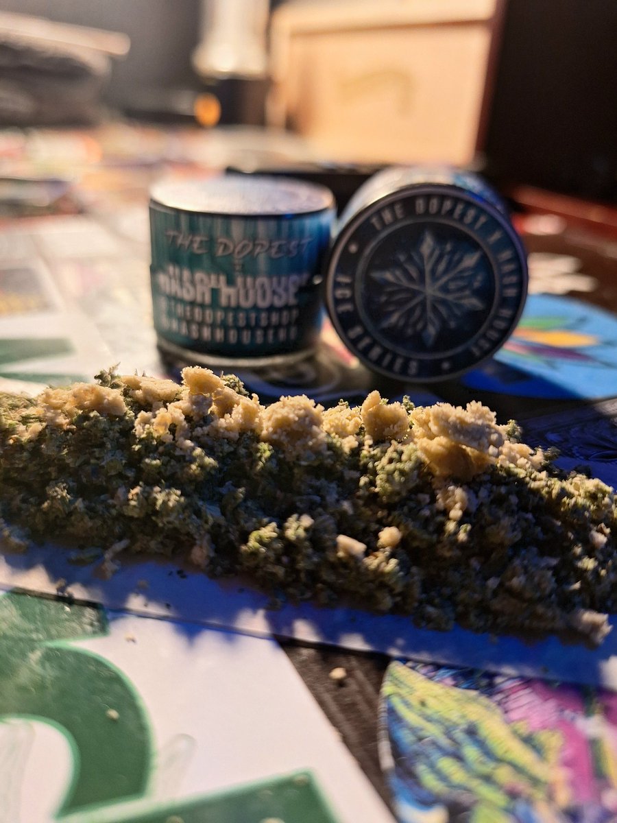 Good morning Let's wake &amp; bake with a lil banana cream cake from <a href="/Sagaponacksoc/">Sagaponack Society</a> with a lil ice hash from <a href="/The_Dopest_Shop/">The Dopest Shop</a> x Hash House