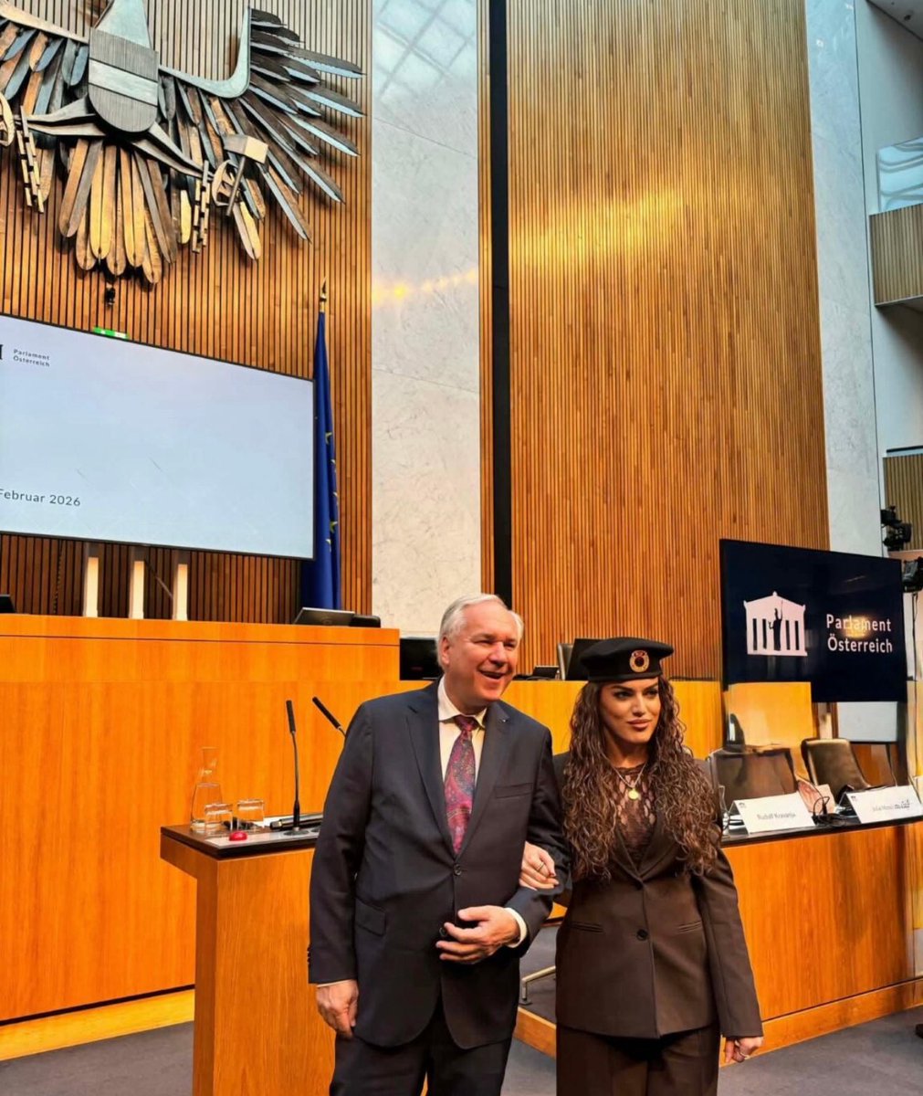 🇷🇸Предсједник аустријског парламента Walter Rosenkranz дозволио је сликање у скуштини са амбасадорком тзв. Косова која носи беретку UÇK терористичке организације која је деведесетих убијала цивиле, отимала Србе, мучила, рушила цркве и манастире, а чији вође оптужени у Хагу за