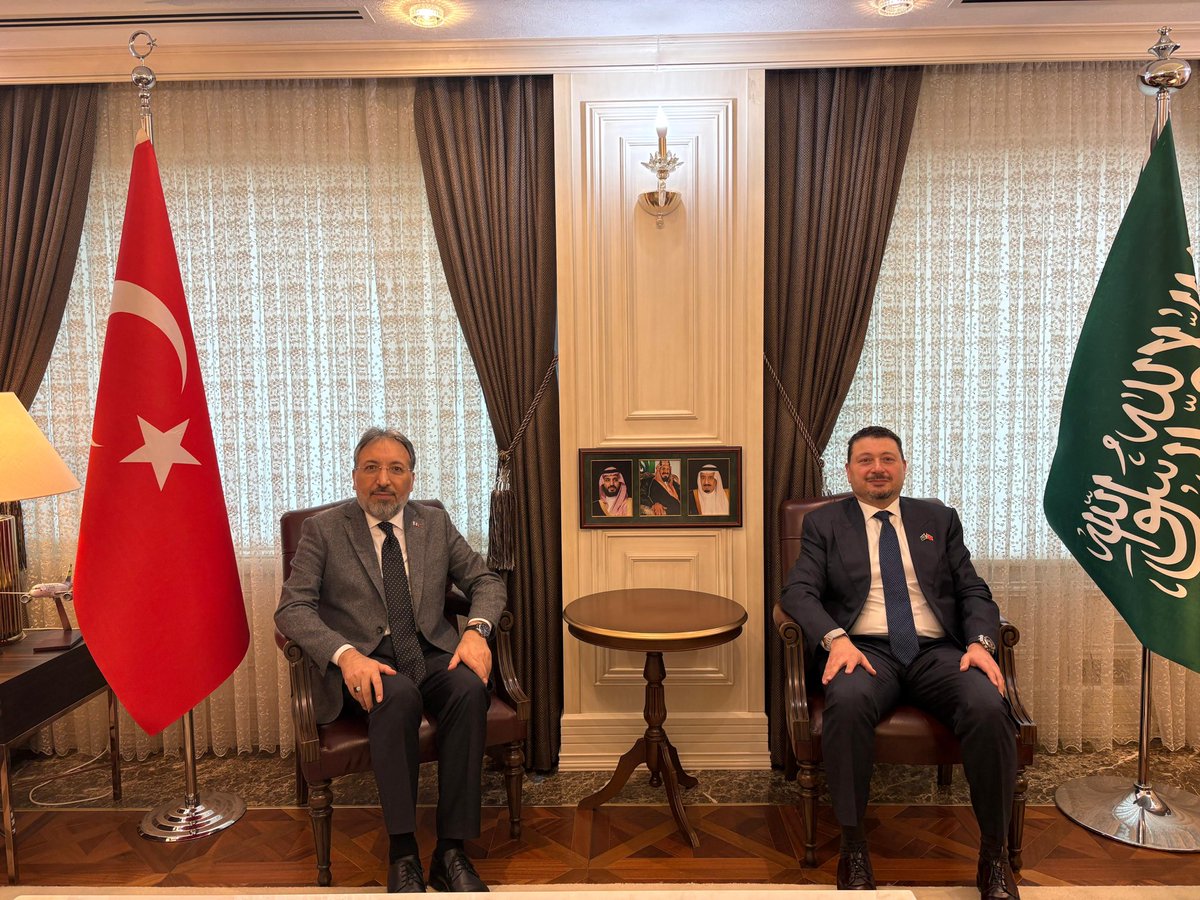 KSAembassyTR's tweet photo. أستقبل سعادة سفير خادم الحرمين الشريفين لدى جمهورية تركيا الأستاذ/ فهد بن أسعد أبوالنصر @FAD_ABU اليوم رئيس الشؤون الدينية في جمهورية تركيا، معالي الدكتور/ صافي أرقاغوش، وتم خلال اللقاء تبادل الأحاديث الودية والمواضيع ذات الاهتمام المشترك.
حضر اللقاء رئيس قسم الشؤون القنصلية الأستاذ/ نايف المضيان.

İki Kutsal Mescid Hizmetkarı’nın Büyükelçisi Sayın Fahad Abualnasr, @FAD_ABU, bugün Türkiye Cumhuriyeti Diyanet İşleri Başkanı Sayın Prof.Dr. Safi Arpaguş’u karşıladı. Görüşmede dostane sözler dile getirilirken, ortak öneme sahip konular ele alındı. Görüşmeye Konsolosluk İşleri Bölüm Başkanı Sayın Naif Almodaen da katıldı.
