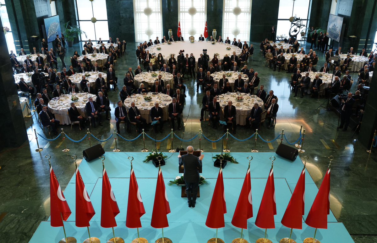 Türkiye Büyük Millet Meclisi Başkanımız  <a href="/NumanKurtulmus/">Numan Kurtulmuş</a>, Cumhurbaşkanımız Sayın Recep Tayyip Erdoğan’ın teşrifleriyle Cumhurbaşkanlığı Külliyesinde düzenlenen “Valiler Buluşması” programına katıldı.