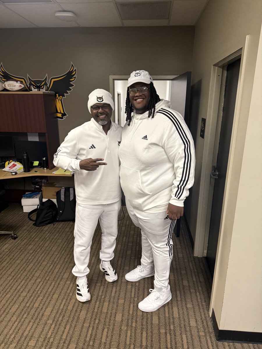 Coach_JBradley's tweet photo. Great people bring people along for the ride to greatness!!! #JAMESDAY https://t.co/w1Ezbr09Lh
