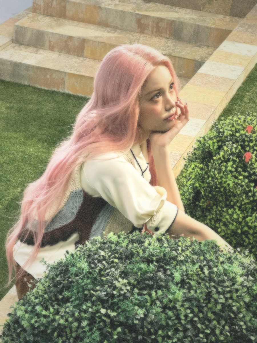 sjujurnya meskipun gw cewe tapi ga into pink.. prefer baby blue, tosca dan semacemnya. tapi kali ini... aku sangat sangat menerima pink ini...

BENER2 MAHA DASYAT NYOMAN AYU CARMENITA😭😭😭😭😭