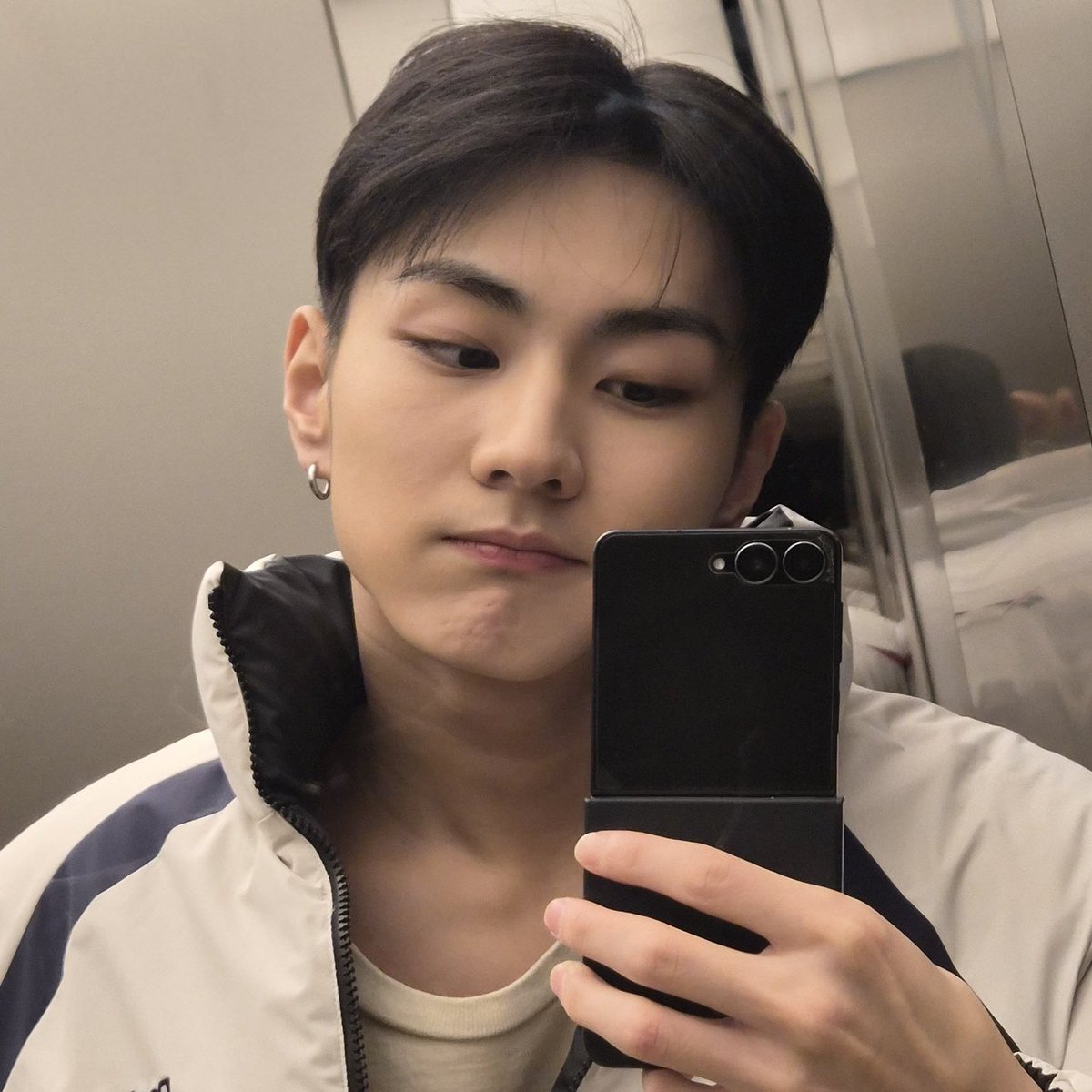 he needs to date himself istg