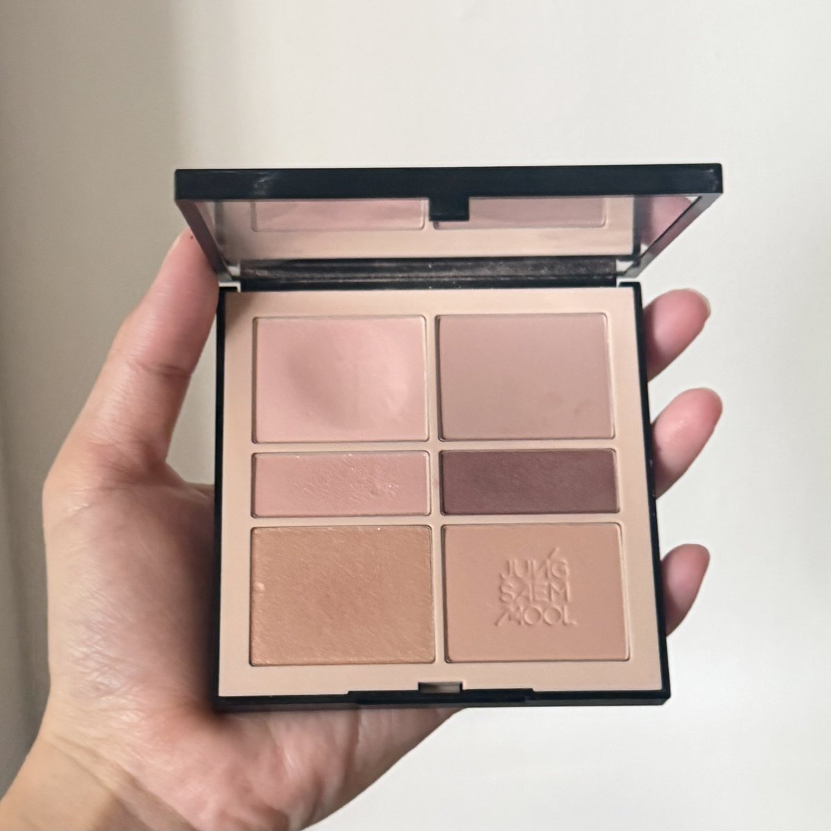 เฉลยยย ป้าจองนั่นแหละ ขนาดตลับพอดีมากๆ นี่ใช้ทุกวัน จิ้มบ่อยก็สีบนซ้าย มี 6 ช่อง ได้ใช้ทุกสีแน่นอน เป็นสีที่ใช้ได้ทุกวันแน่นอน ตลับเดียวคุ้ม สีละมุนแต่สีชัด โคตรจะสวยยยย3000%

; s.shopee.co.th/7VB2qJ5rRR
; s.lazada.co.th/s.Z29Mbr?cc&t=…