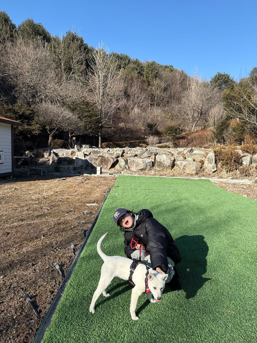 พี่มิวพาน้องเอ้มมาเดินเล่นค่ะ จะได้แข็งแรง ตุวใหย่ <a href="/jonesbxeunseok/">น้องเอ้ม</a>