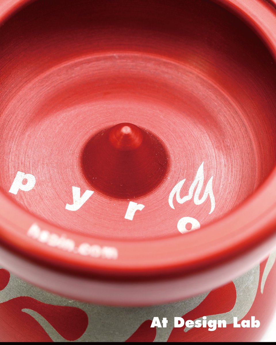 atdesigntokyo's tweet photo. The deep cup geometry creates light and shadow.
Even with the same red, the face and the depths of the cup show completely different expressions. Vivid, yet dark and deep. This abyss like crimson is the sophisticated allure of the Pyro.
#yoyo #ヨーヨー #atdesignlab #hspin #pyro20th