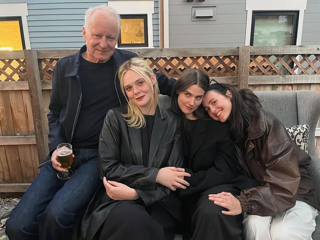 센티멘탈 벨류 봤어요.. 졸라무심한감독아빠, 정병걸린첫째, 언니의사랑을몽땅받은둘째, 어떤대사를영원히이해못하는배우의 조합은 나를 깊생하게 함.. 우리 모두 노라와 같은 상처를 공유하진 못하겠지만 다른 형태의 상처를 가지고 살아가니까요.. 가끔은 침대 놔두고 바닥에 드러누운 채로