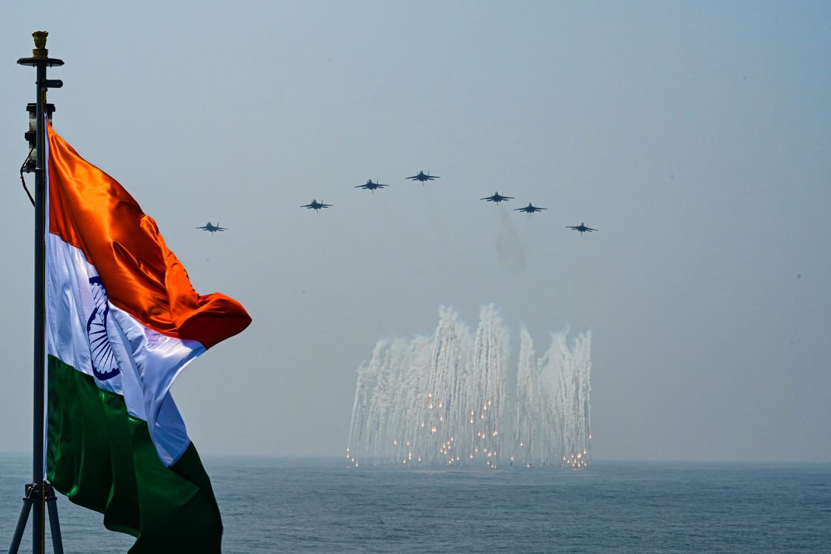 VivekSi85847001's tweet photo. INS Vikrant Aircraft carrier of Indian Navy leading International fleet review conducted today by India 🇮🇳⚓🌊

Various Navies from around the World took part in this big fleet review. https://t.co/xzd5KZ1Gob