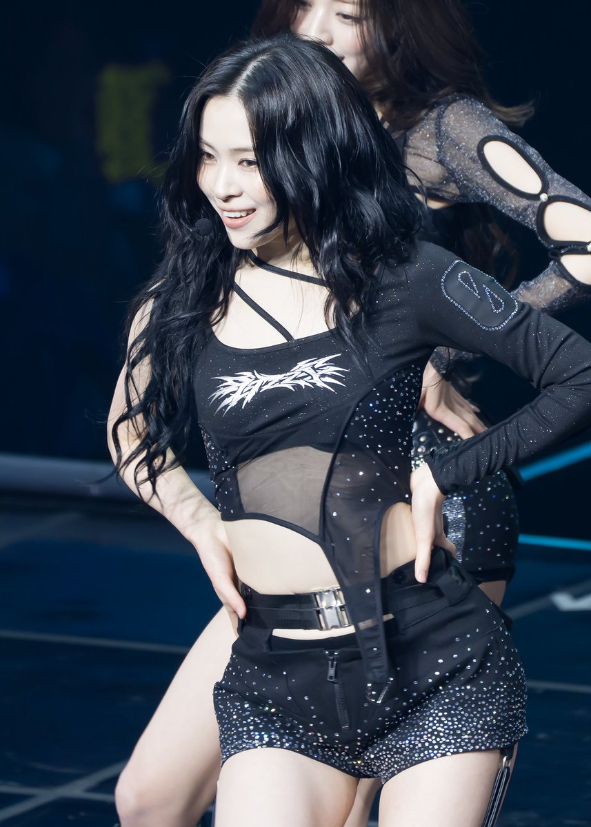 nongnoc_'s tweet photo. unbuckling her belts for the pic is crazy work https://t.co/teJ8K41IgL