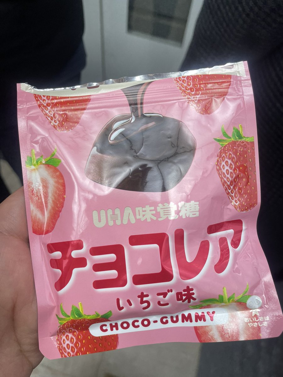 이야… 
이거 신제품인데 쫀득하니 매우 맛있음 
딸기초코맛 젤리인데 생캬라멜같이 뭉그러지면서 녹음. 쫜득 쿠키는 이것이 쫜득 쿠키인것이 아닌가? 
150엔인가 160엔사이였던거 같고 세븐에 있었음. 중량40그램에 140칼로리.
(난 서알 먹었다.)