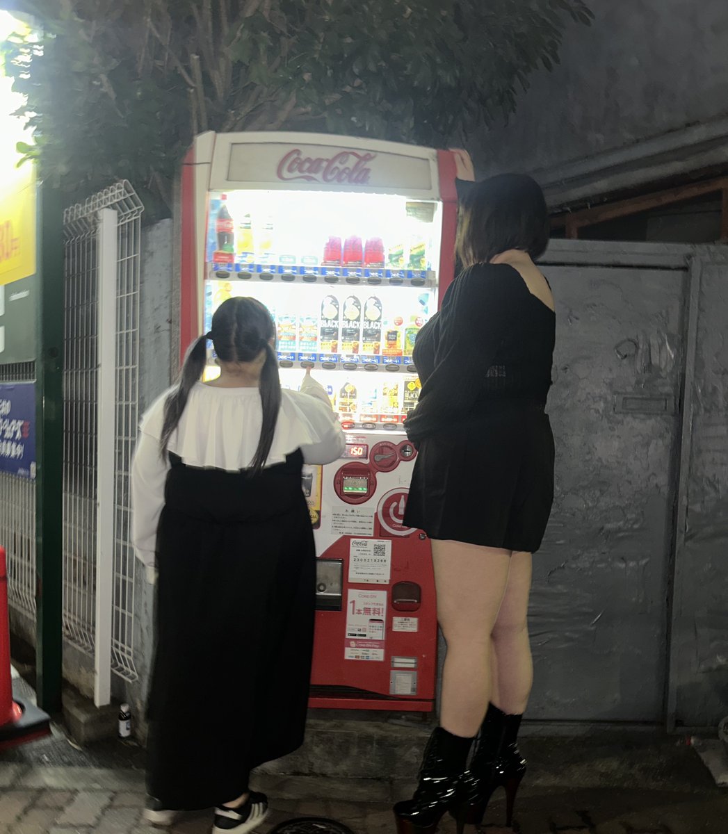 qpfr__'s tweet photo. 30cm差の自販機もびっくり https://t.co/EUKza8bUTZ
