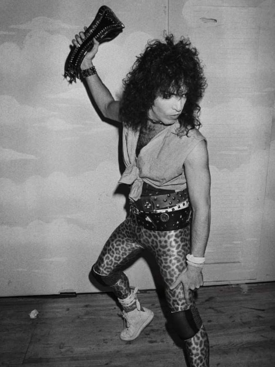 ssikfandk's tweet image. #KISStory : @PaulStanleyLive 
Posing with World Championship belt 10 in 1983. Also wearing ‘82, ‘81 and ‘80. He now posesses 53 of the things, winning for the most badass frontman / STAR in rock 53 years running. 
Or that’s how MY goofy ass sees it. It MAY be it was just a #LIU