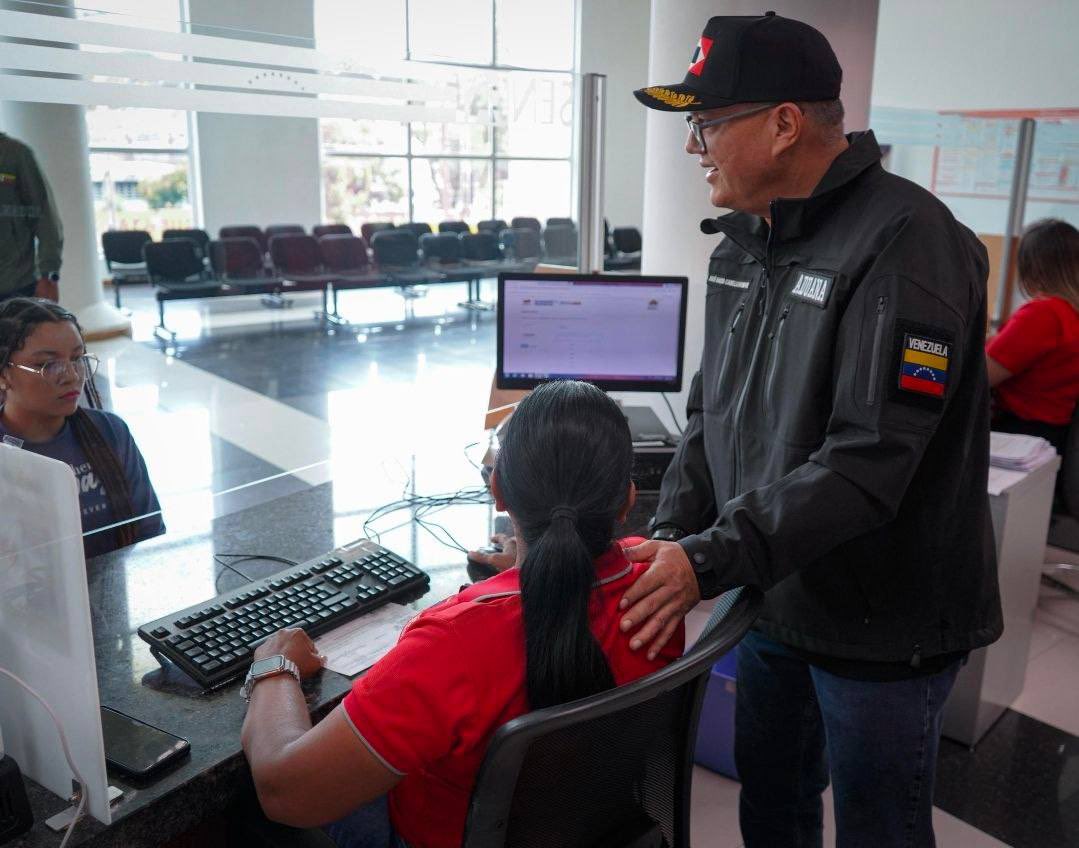 Feliz miércoles, queridos compatriotas. 🇻🇪 ❤️ 

En esta oportunidad, les saludo para invitarlos a declarar el #ISLR. Todas las sedes del @seniat_oficial se encuentran dispuestas y operativas, con servidores públicos al servicio de ustedes.

¡Nosotros siempre venceremos!